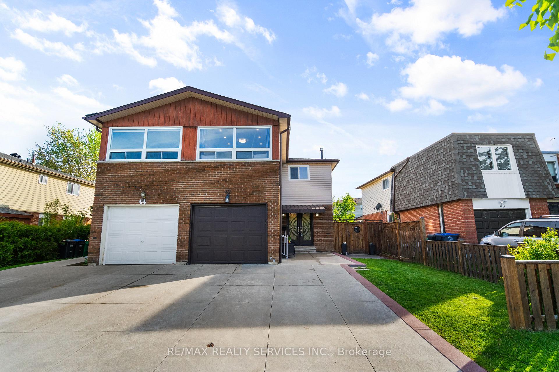 Photo 3 of 42 Horne Drive, Brampton, Brampton North — HOMEH