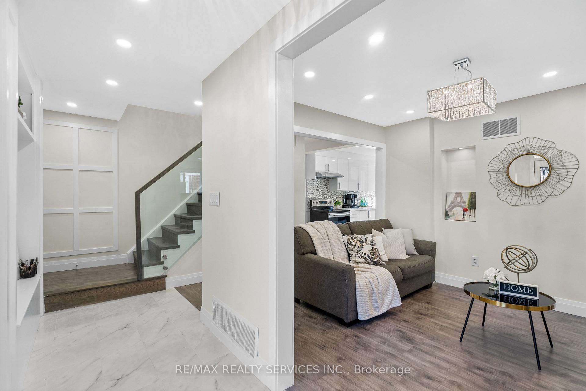 Photo 8 of 42 Horne Drive, Brampton, Brampton North — HOMEH