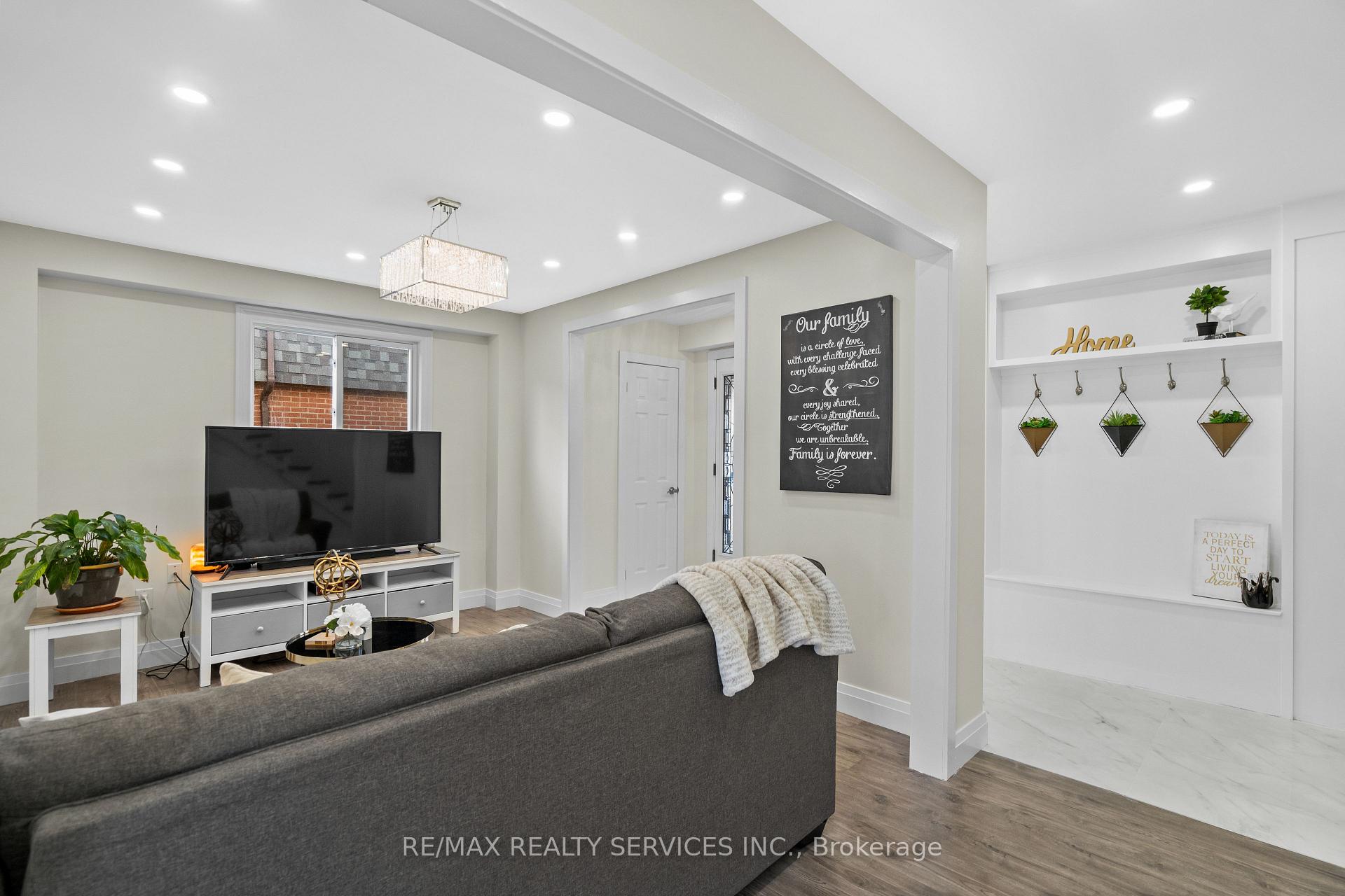 Photo 9 of 42 Horne Drive, Brampton, Brampton North — HOMEH