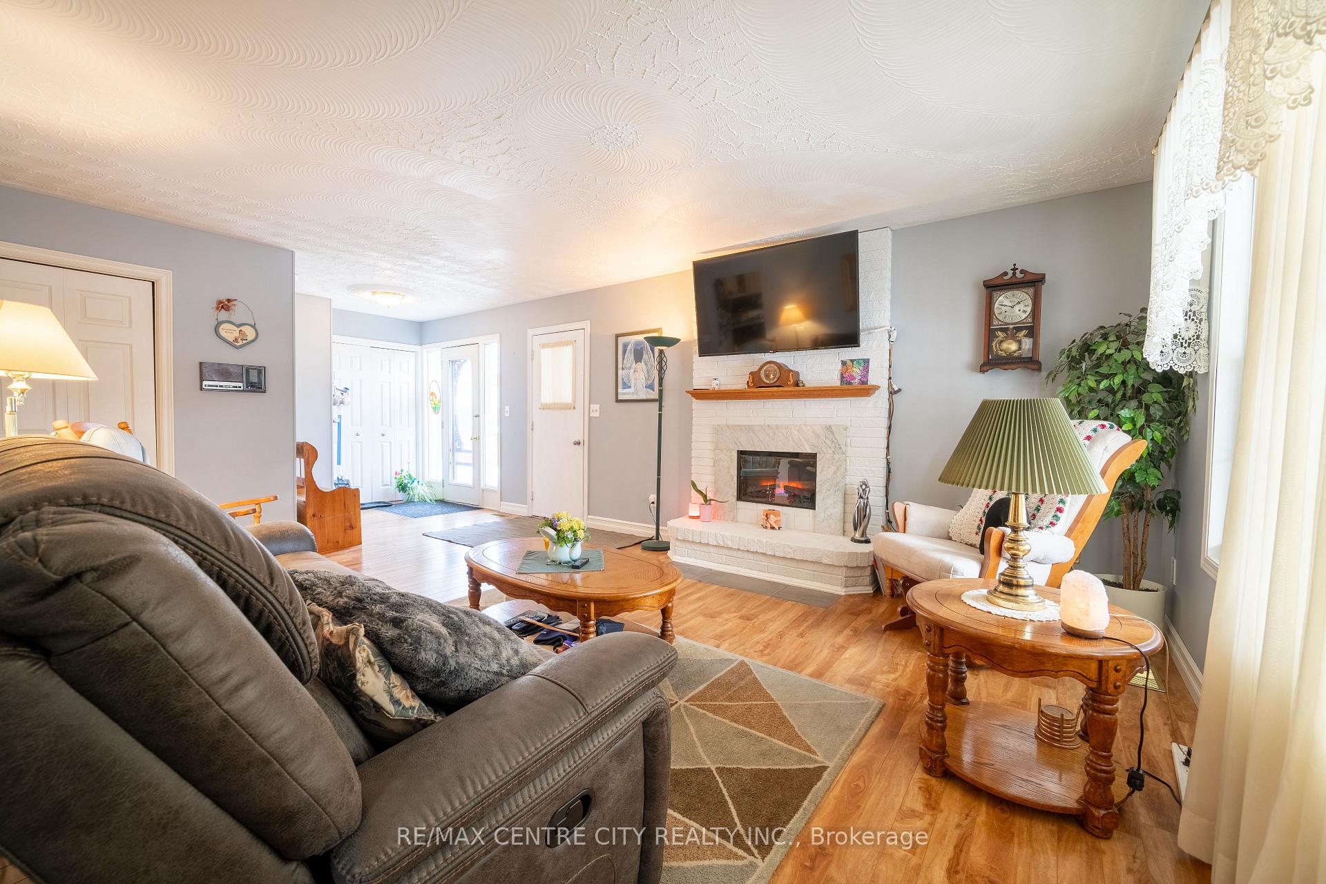 Photo 3 of 410 Beattie Street, Strathroy-Caradoc, SW — HOMEH