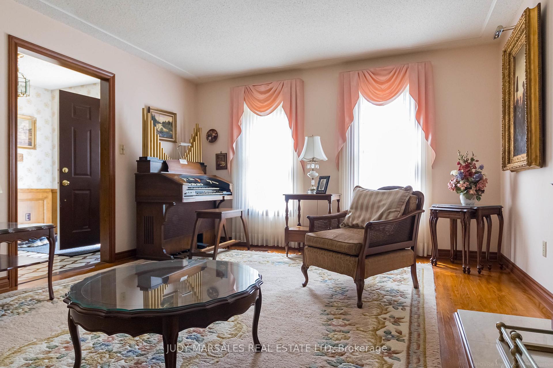 Photo 4 of 637 Hiawatha Boulevard, Hamilton, Ancaster — HOMEH