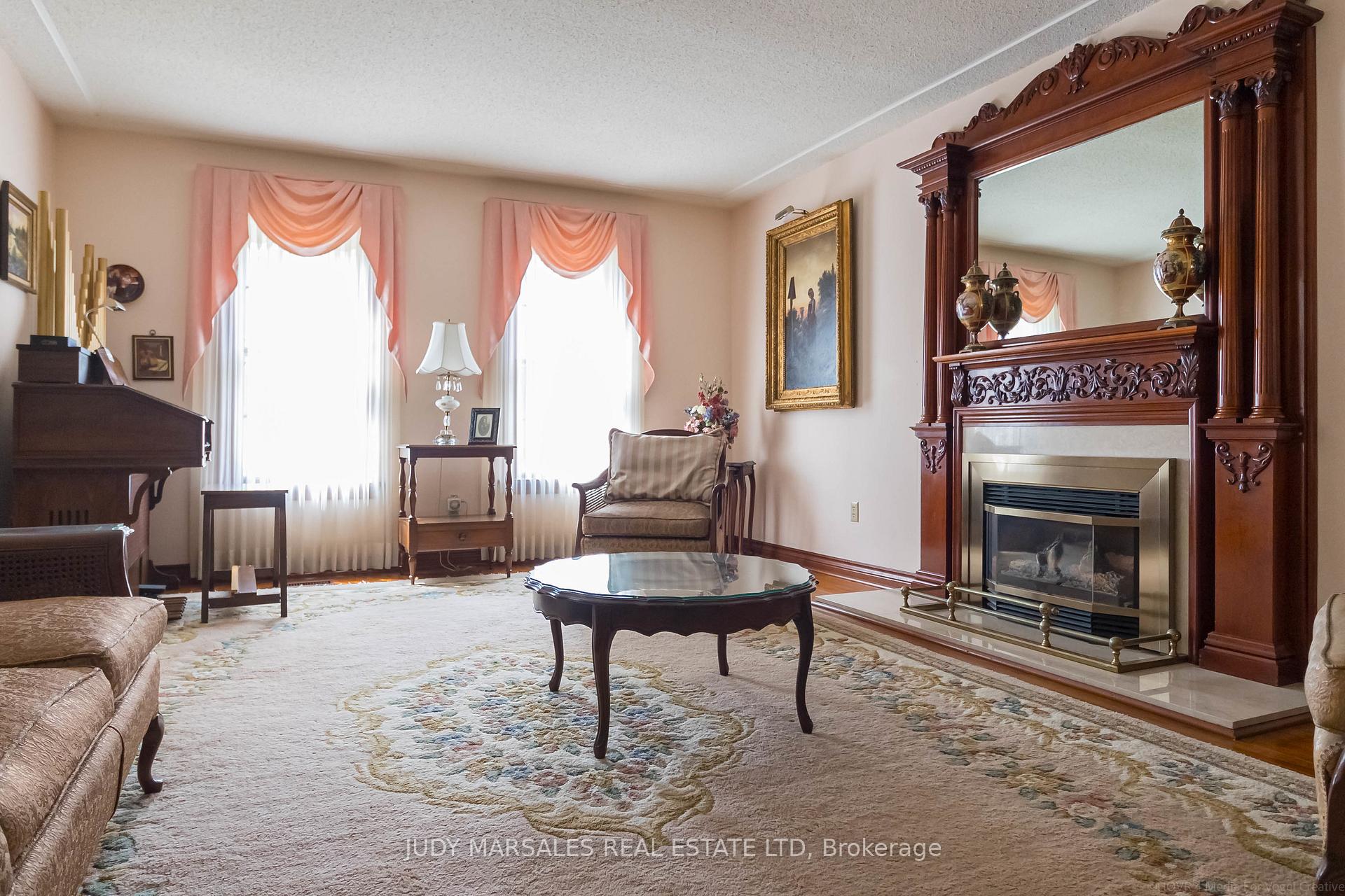 Photo 3 of 637 Hiawatha Boulevard, Hamilton, Ancaster — HOMEH