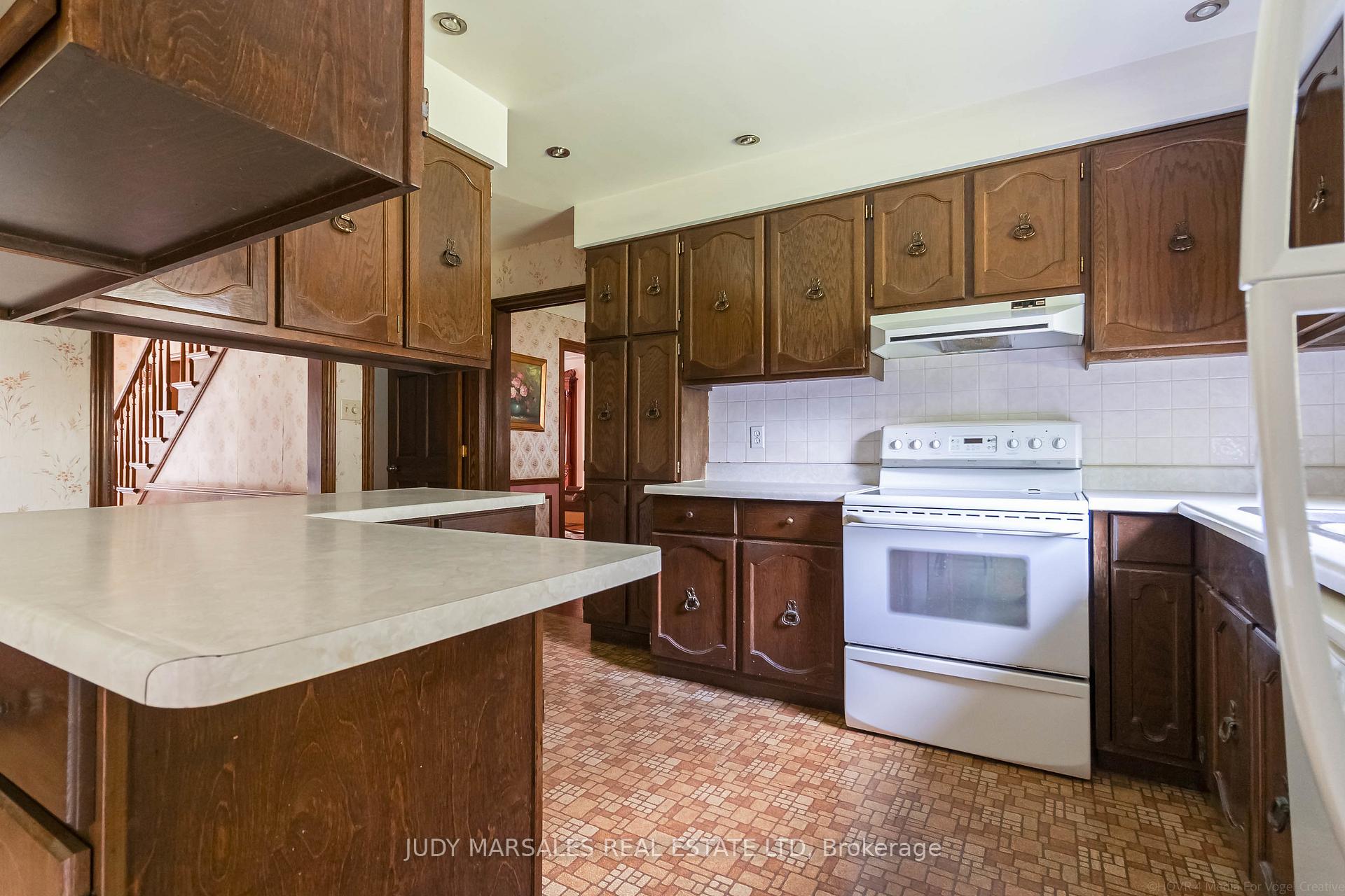 Photo 13 of 637 Hiawatha Boulevard, Hamilton, Ancaster — HOMEH