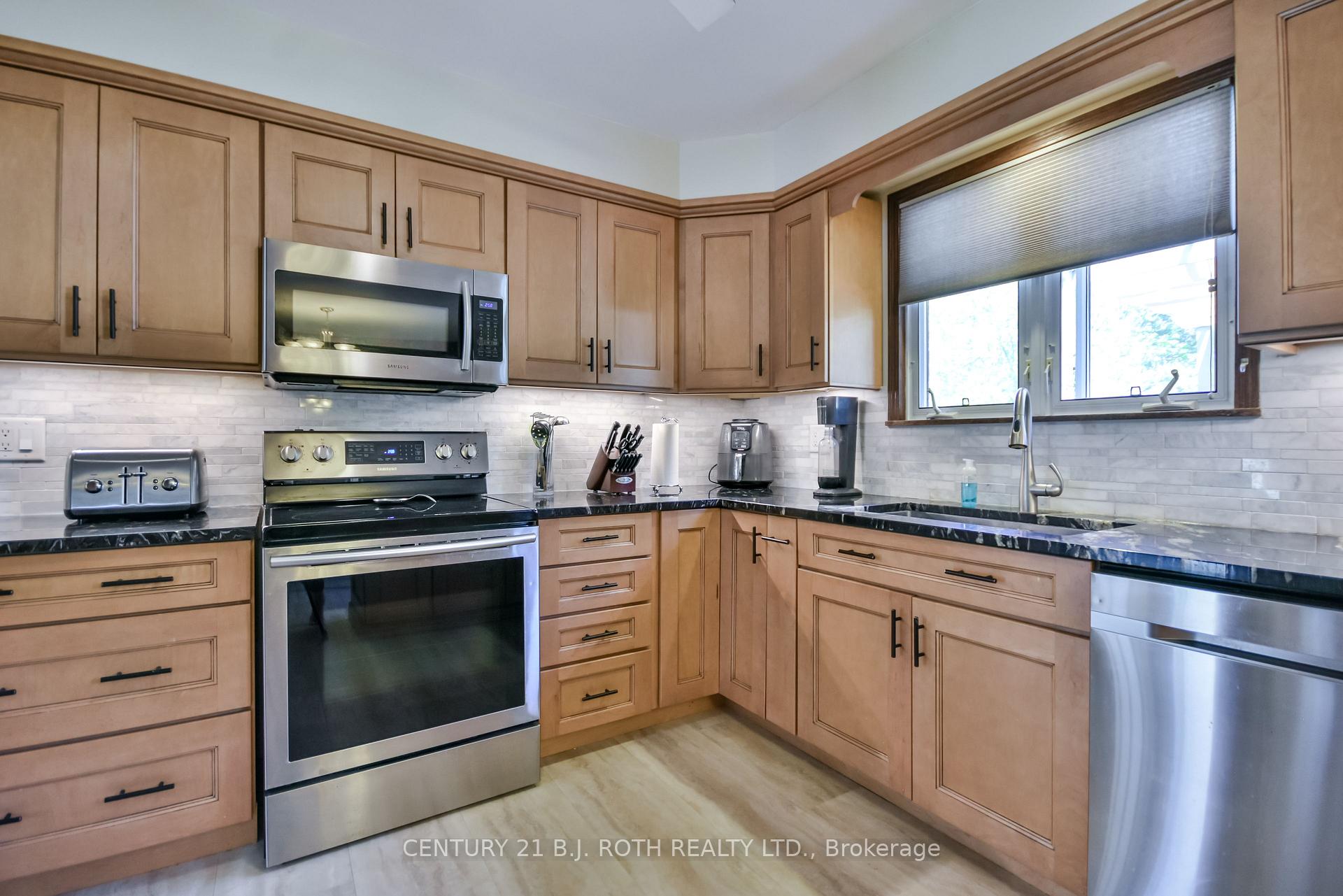 Photo 10 of 202 Crawford Street, Barrie, Ardagh — HOMEH