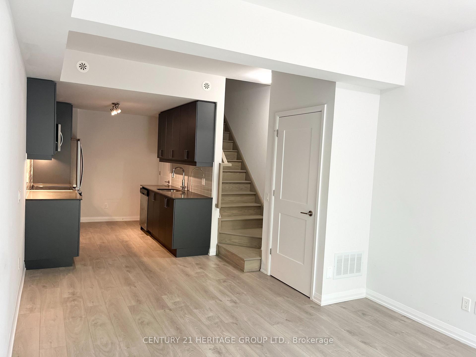 Photo 2 of Unit TH50, 1020 Portage Parkway, Vaughan, Concord — HOMEH