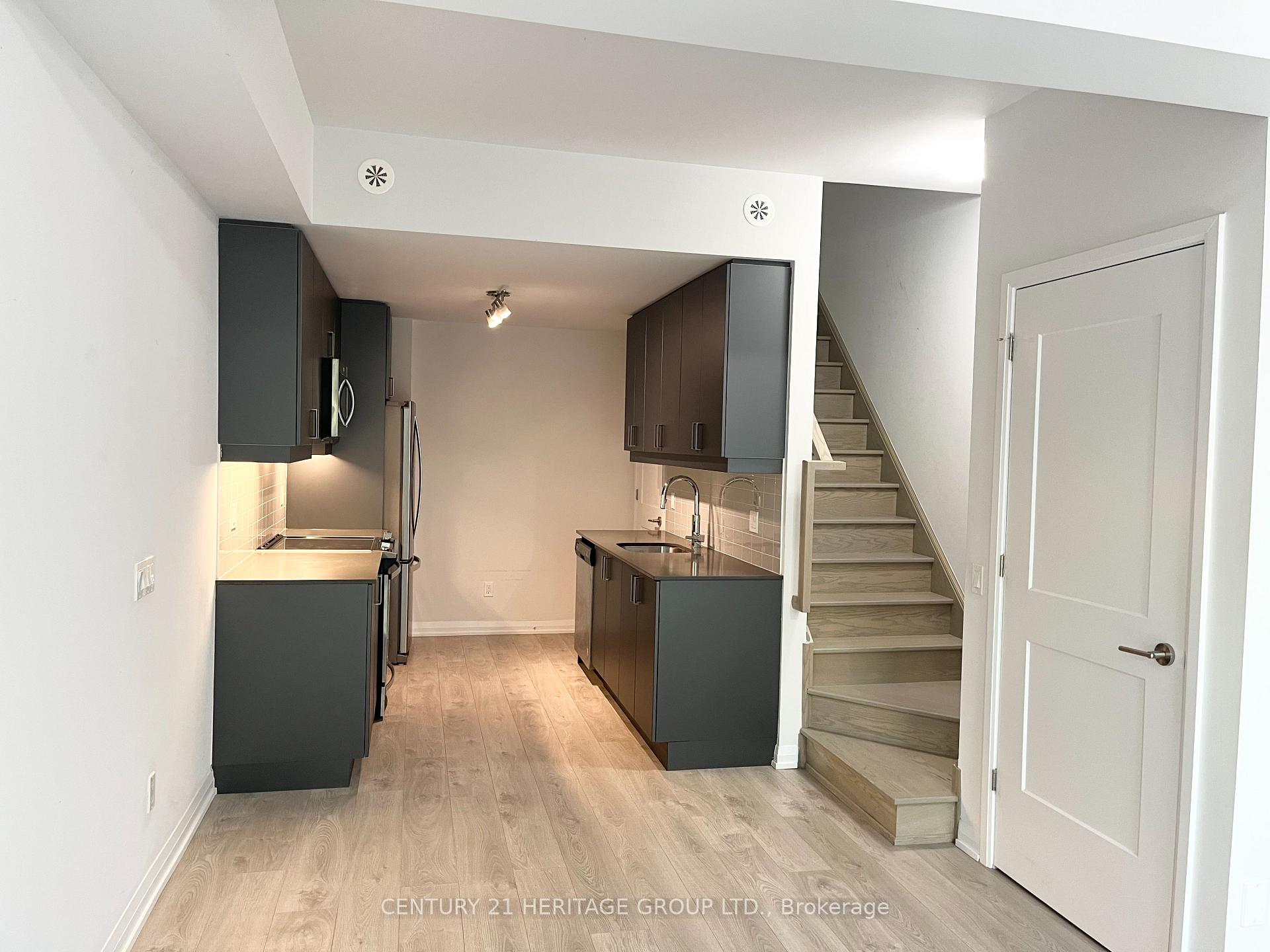 Photo 4 of Unit TH50, 1020 Portage Parkway, Vaughan, Concord — HOMEH