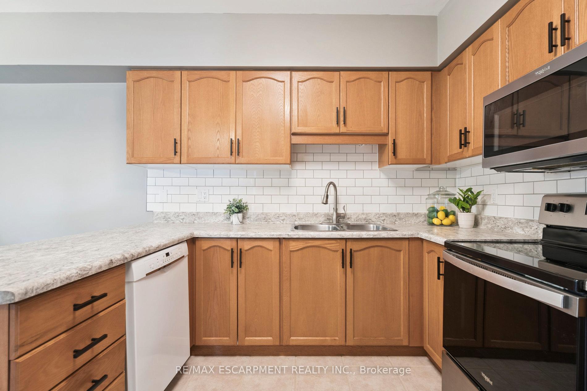 Photo 4 of 55 Valridge Drive, Hamilton, Ancaster — HOMEH