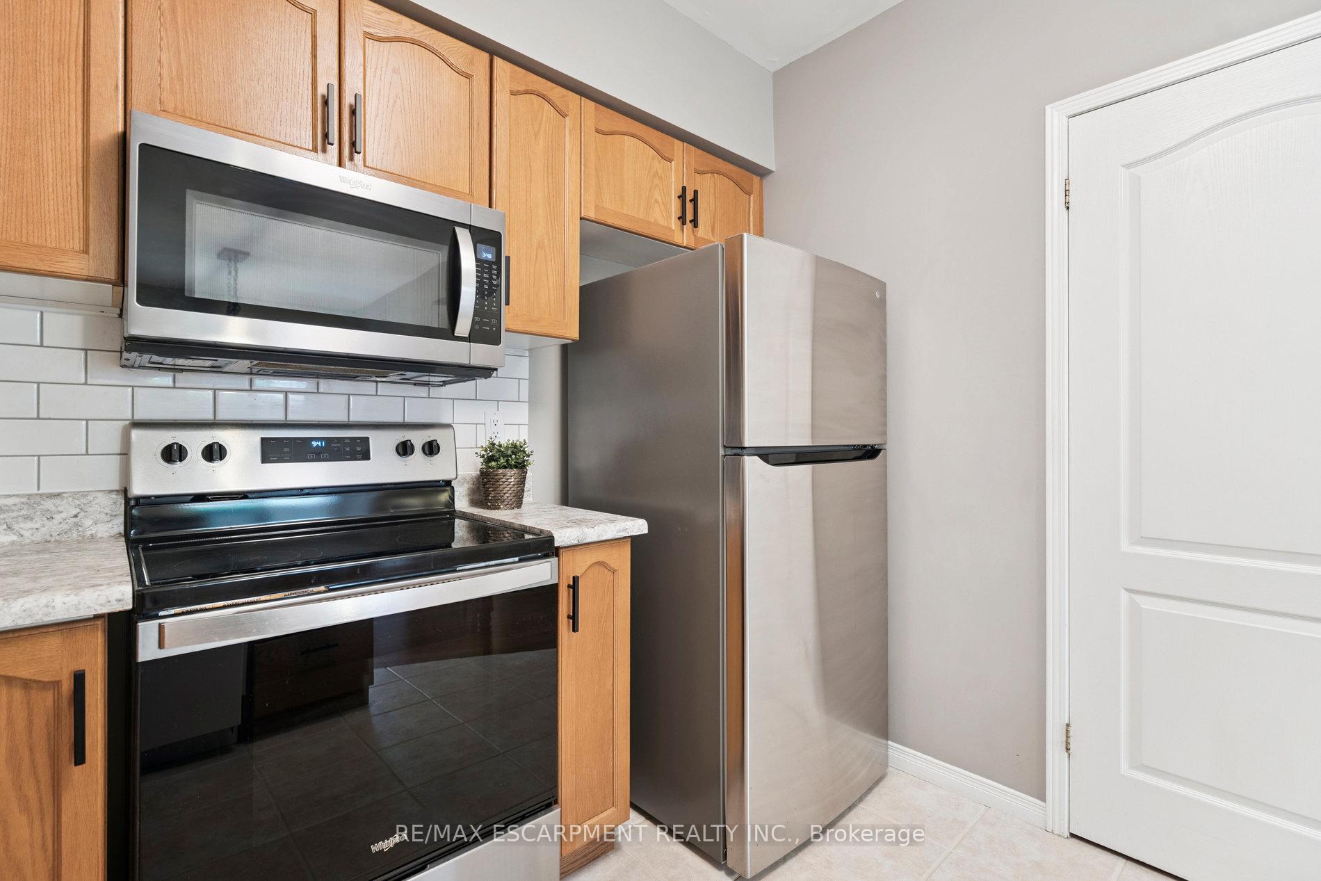 Photo 3 of 55 Valridge Drive, Hamilton, Ancaster — HOMEH
