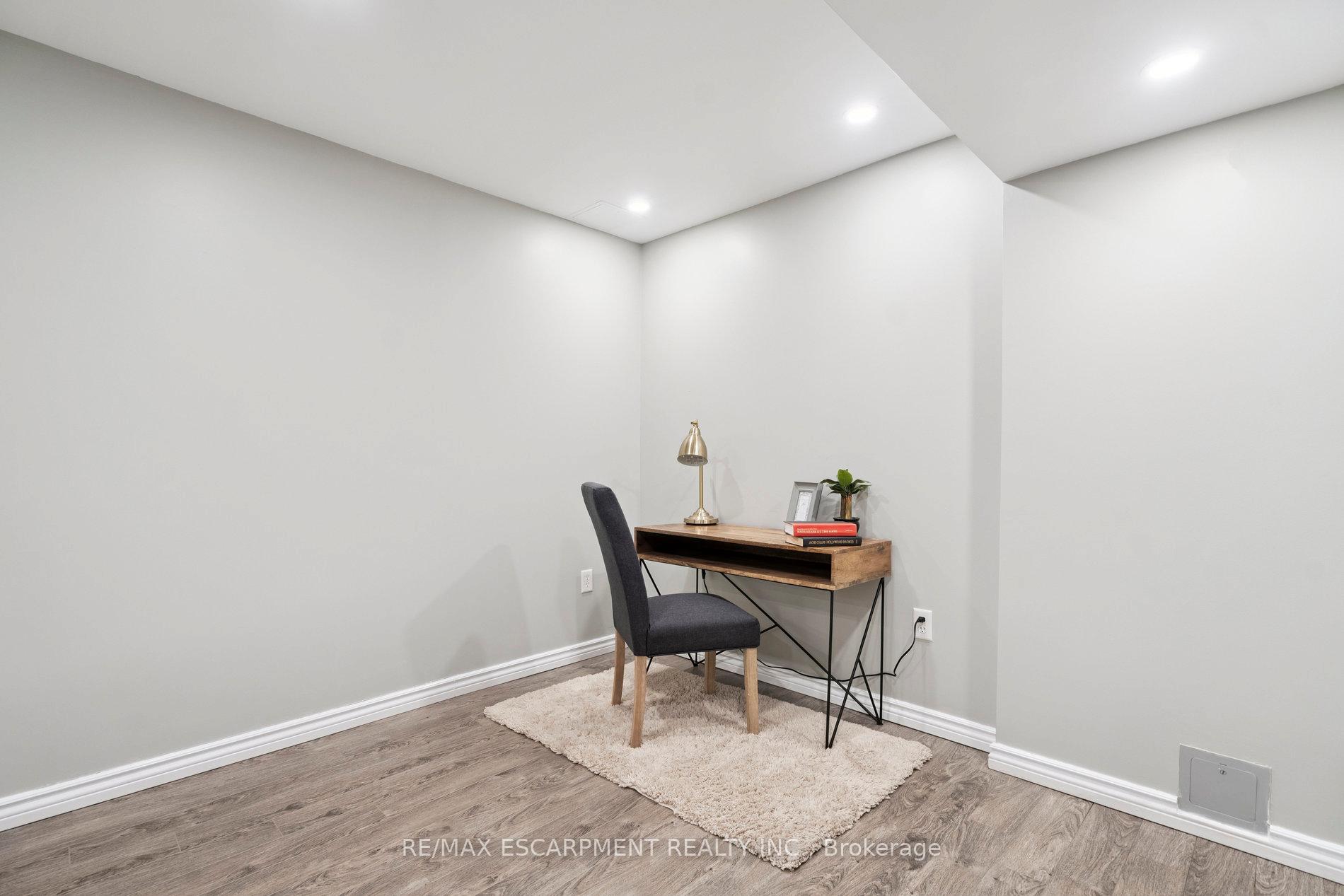 Photo 11 of 55 Valridge Drive, Hamilton, Ancaster — HOMEH