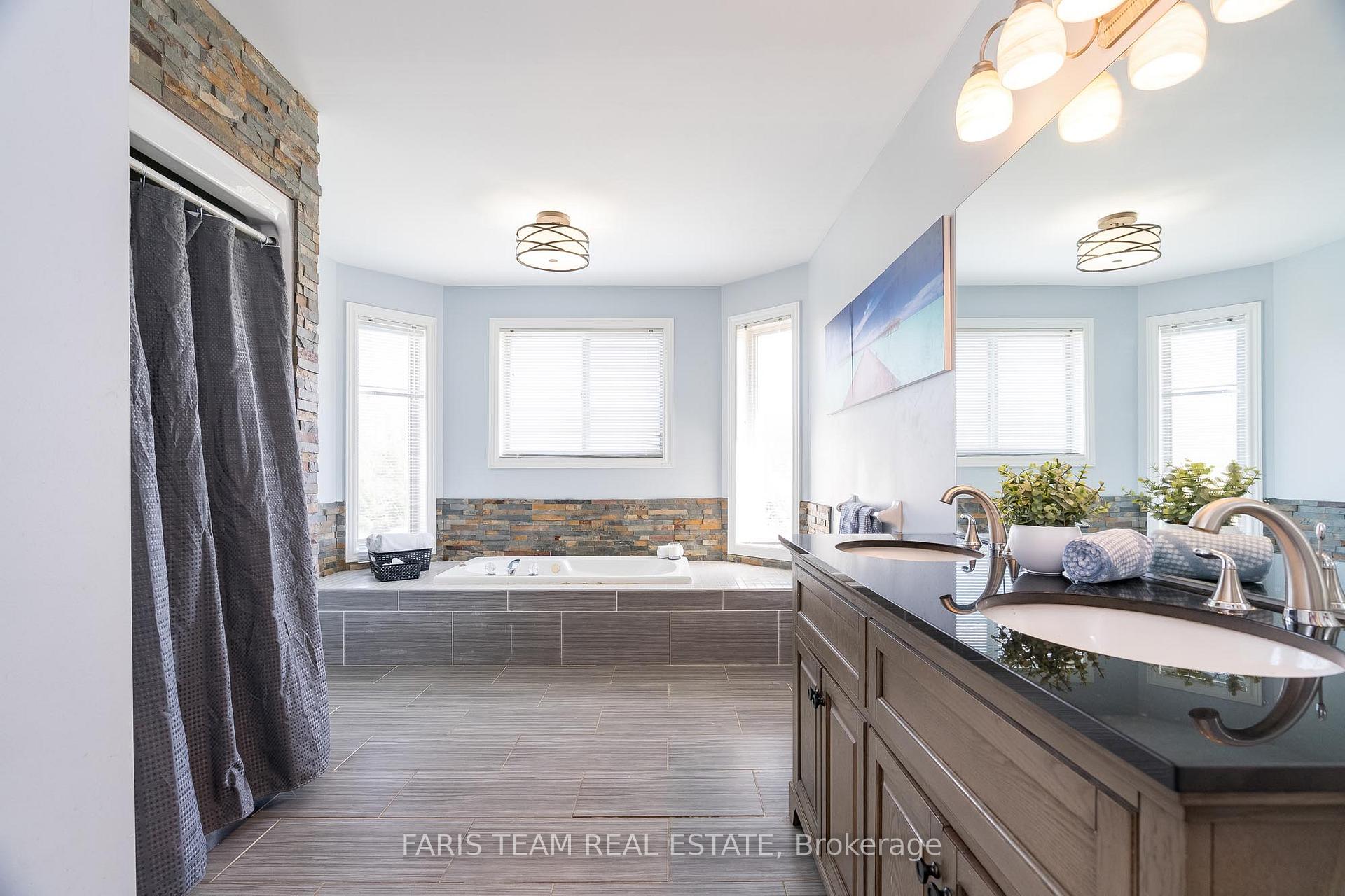Photo 18 of 36 Marlow Circle, Springwater, Hillsdale — HOMEH