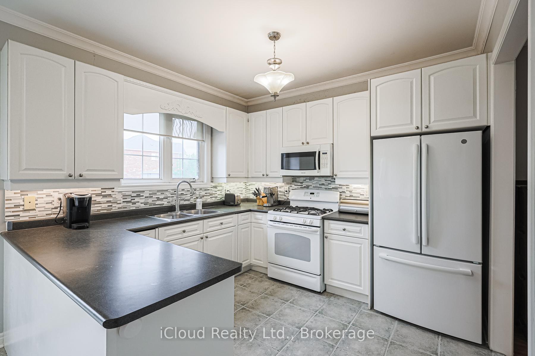 Photo 38 of 48 Donwoods Court, Brampton, Vales of Castlemore — HOMEH