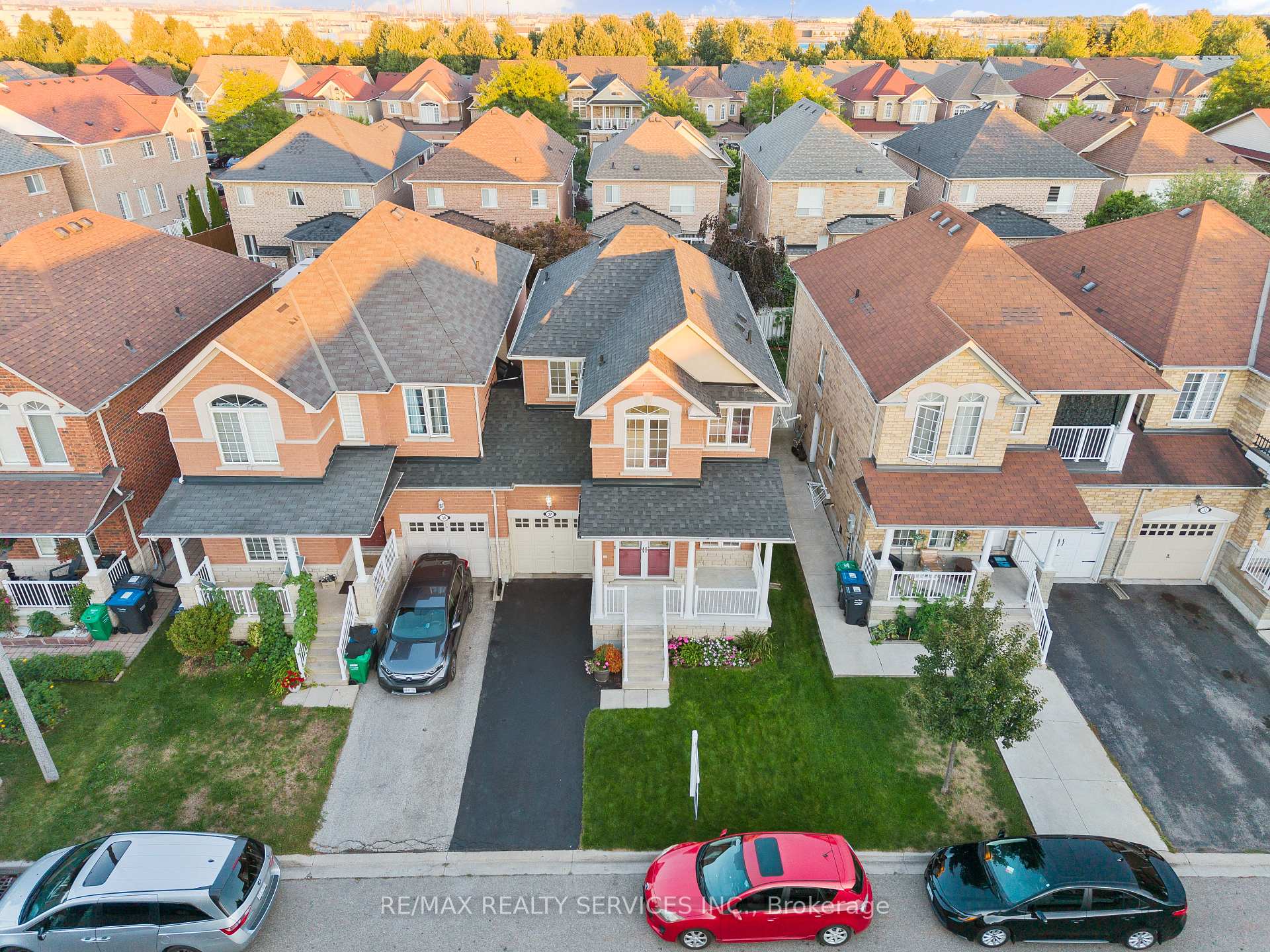 Photo 3 of 37 Overture Lane, Brampton, Bramalea North Industrial — HOMEH