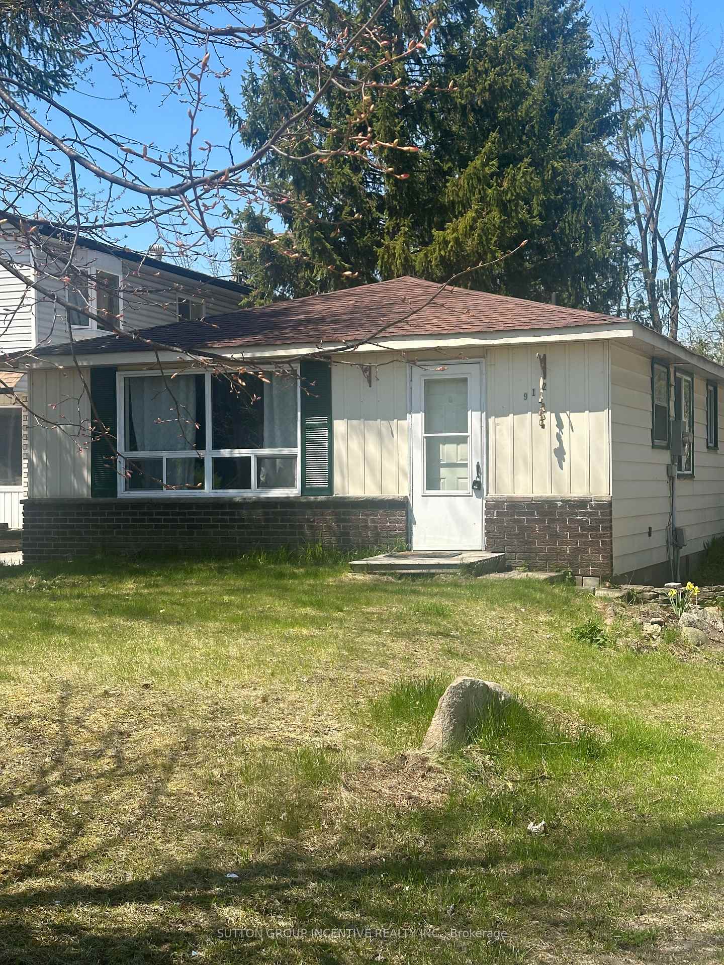 Front of 912 Innisfil Beach Road