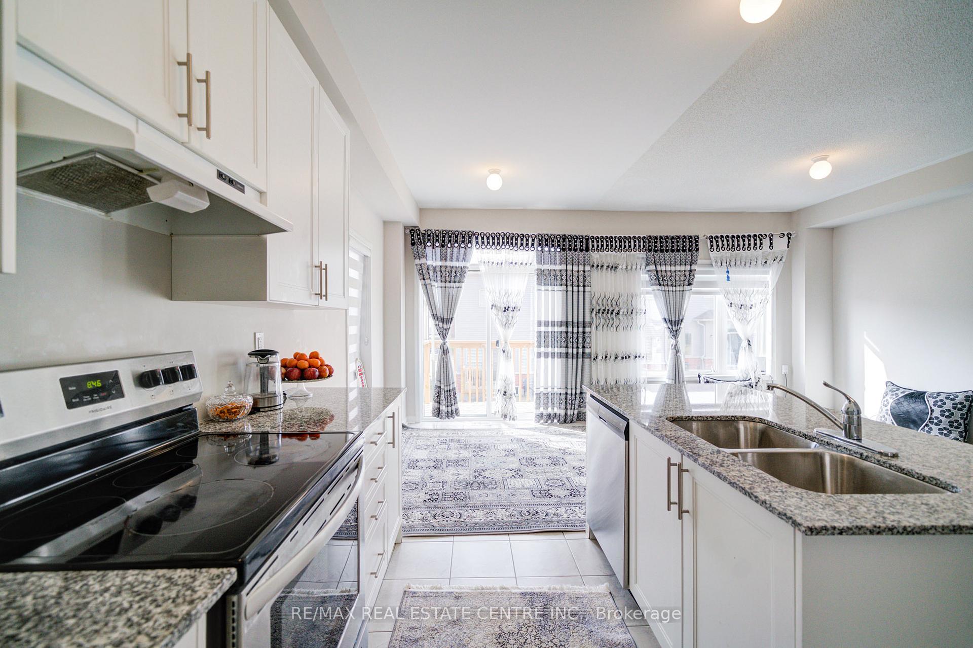 Photo 15 of 319 Windfields Farm Drive E, Oshawa, Windfields — HOMEH