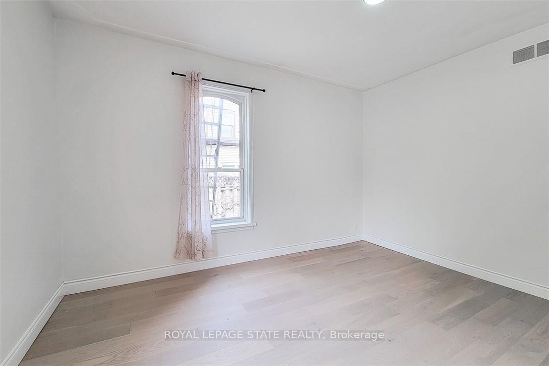 Photo 9 of Unit Main, 115 Main Street W, Grimsby, Grimsby West — HOMEH
