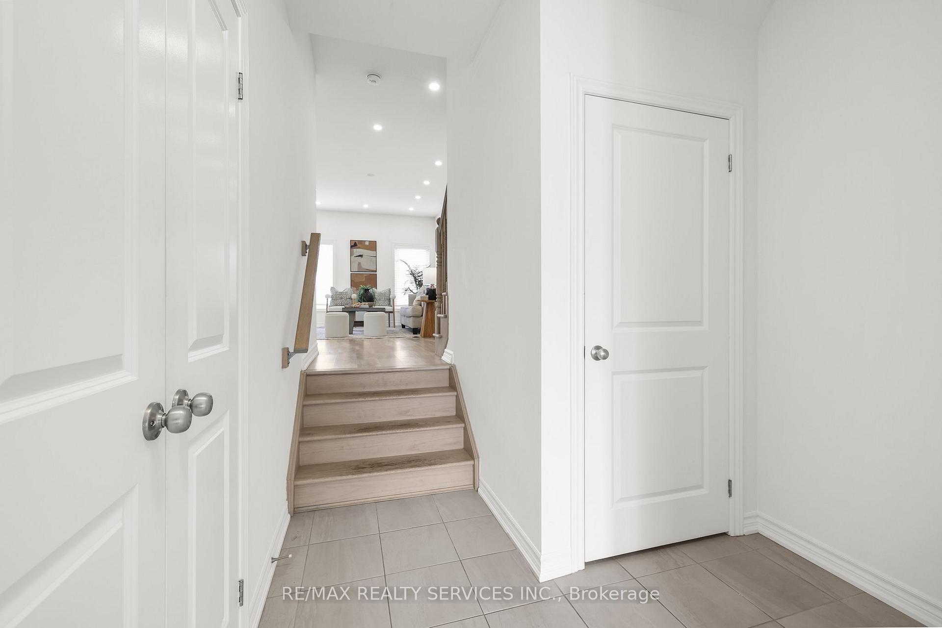 Photo 4 of Unit 13, 324 Equestrian Way, Cambridge, Hagey — HOMEH