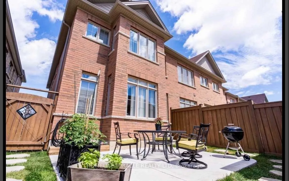 Photo 4 of Unit Upper, 17 Yellowknife Road, Brampton, Sandringham-Wellington North — HOMEH