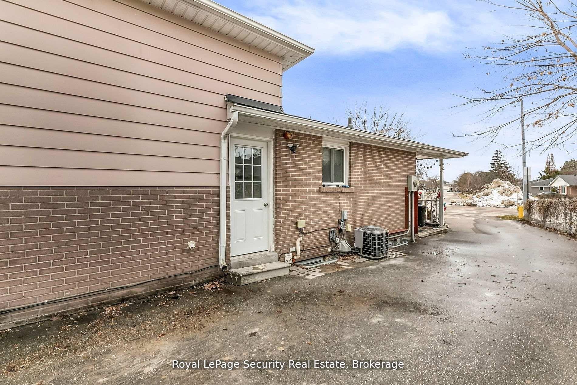 Photo 2 of 22 Burbank Place, Barrie, Grove East — HOMEH
