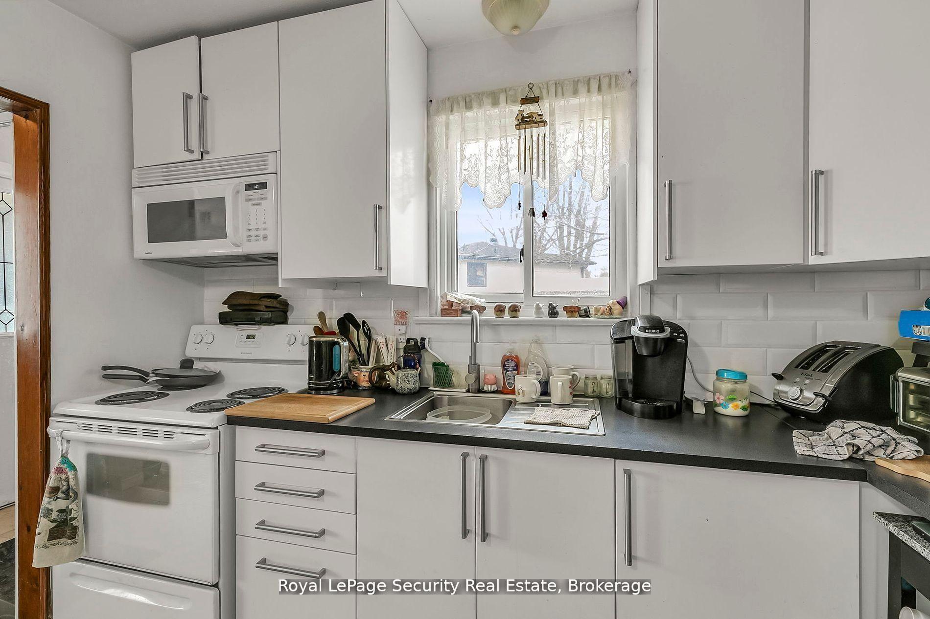 Photo 11 of 22 Burbank Place, Barrie, Grove East — HOMEH