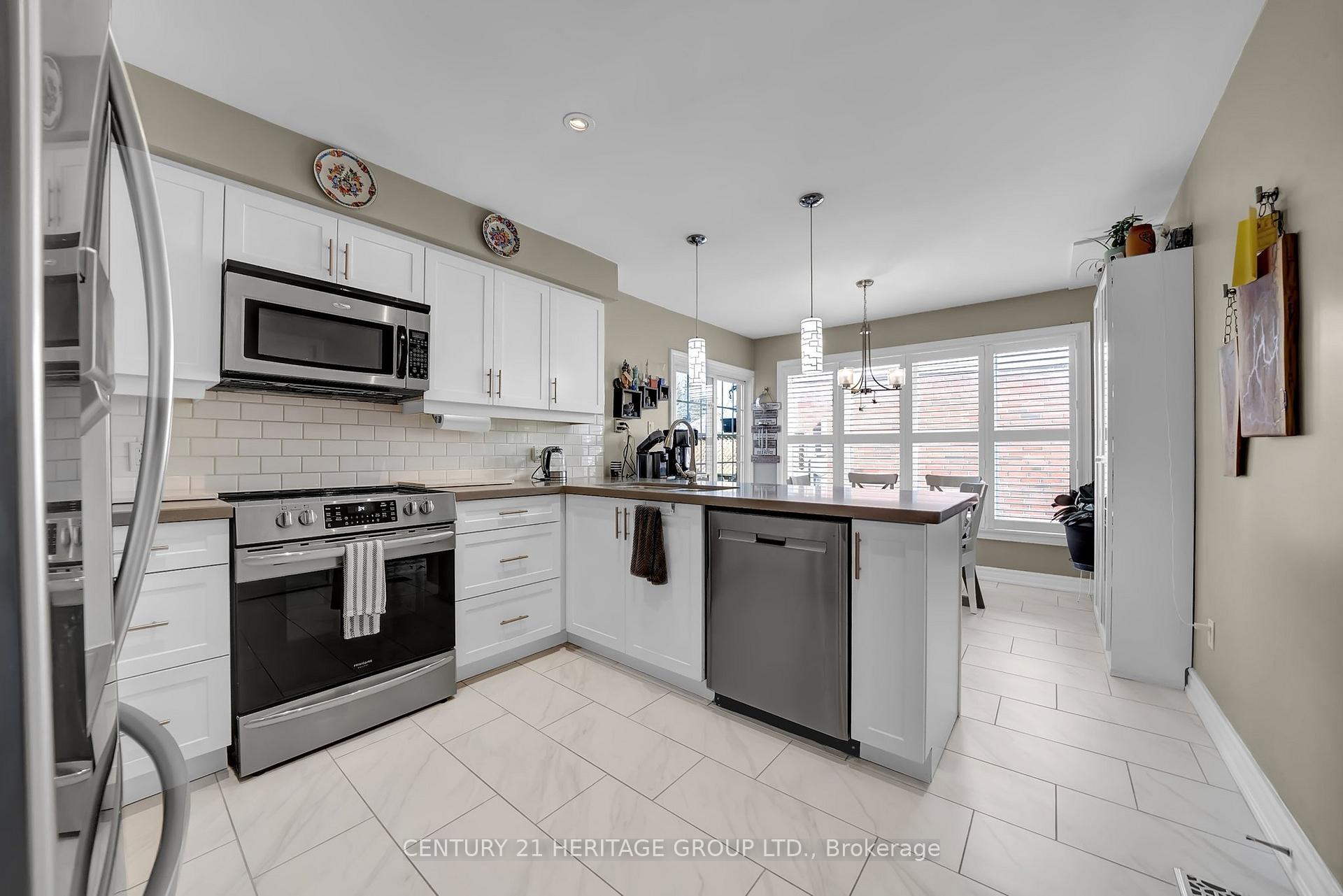 Photo 3 of 20 Orchard Park Drive, Clarington, Bowmanville — HOMEH