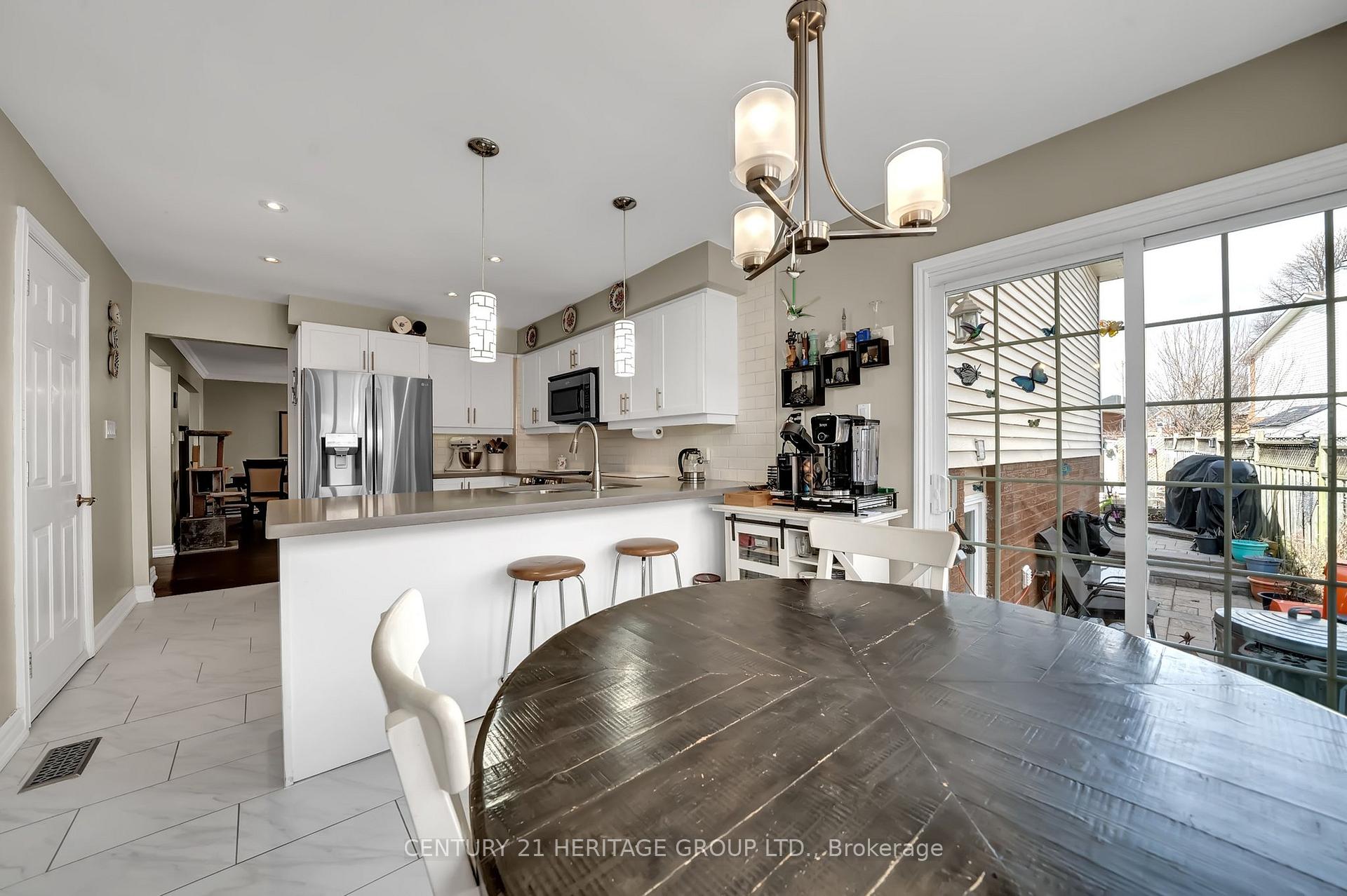 Photo 6 of 20 Orchard Park Drive, Clarington, Bowmanville — HOMEH