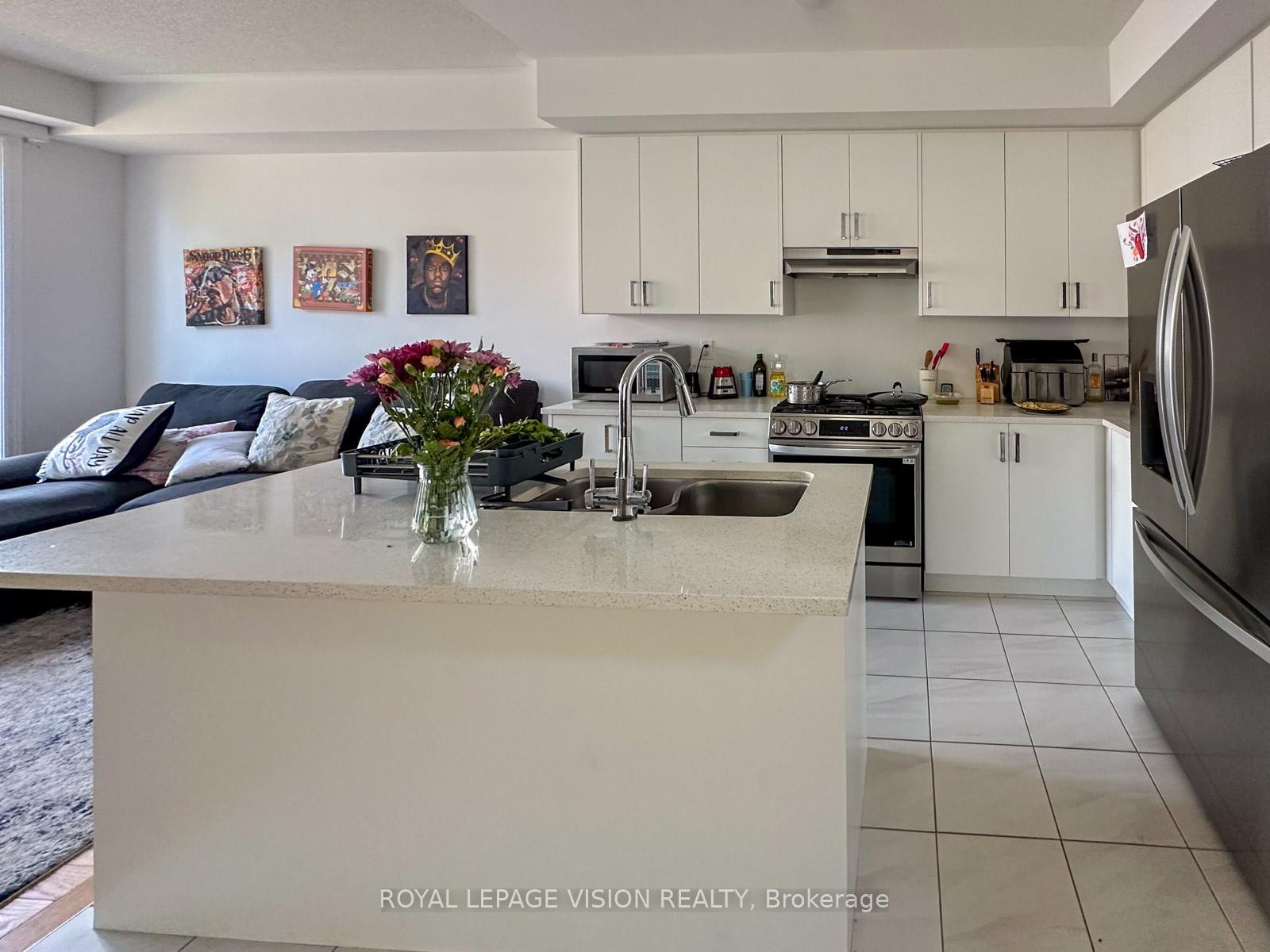 Photo 12 of 21 Sorbara Way, Whitby, Brooklin — HOMEH