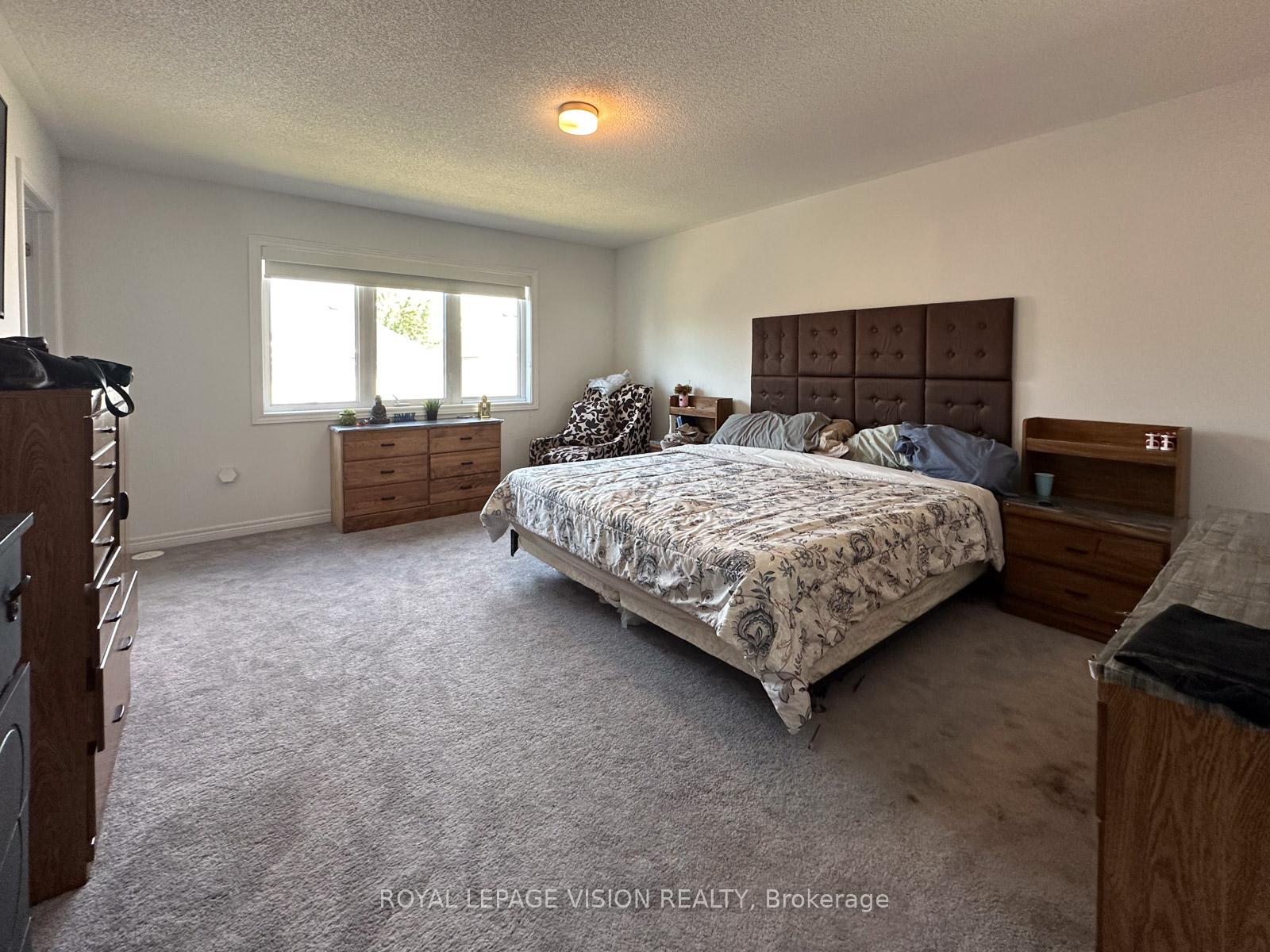 Photo 10 of 21 Sorbara Way, Whitby, Brooklin — HOMEH