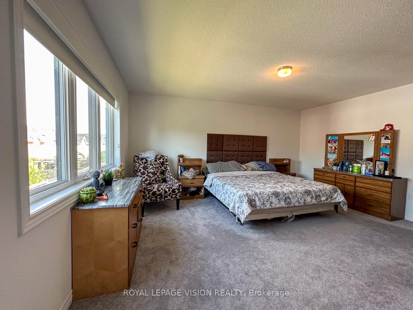 Photo 7 of 21 Sorbara Way, Whitby, Brooklin — HOMEH