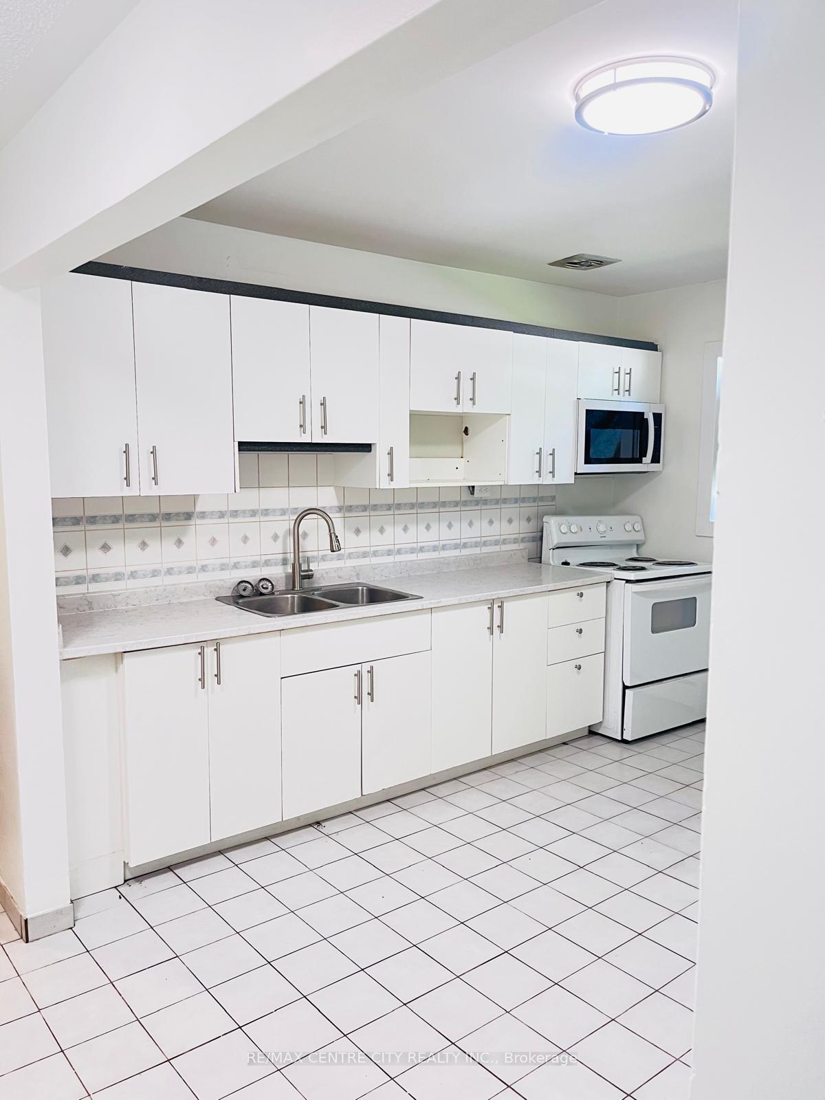 Photo 1 of Unit Unit #2, 121 Walnut Avenue S, Sarnia — HOMEH