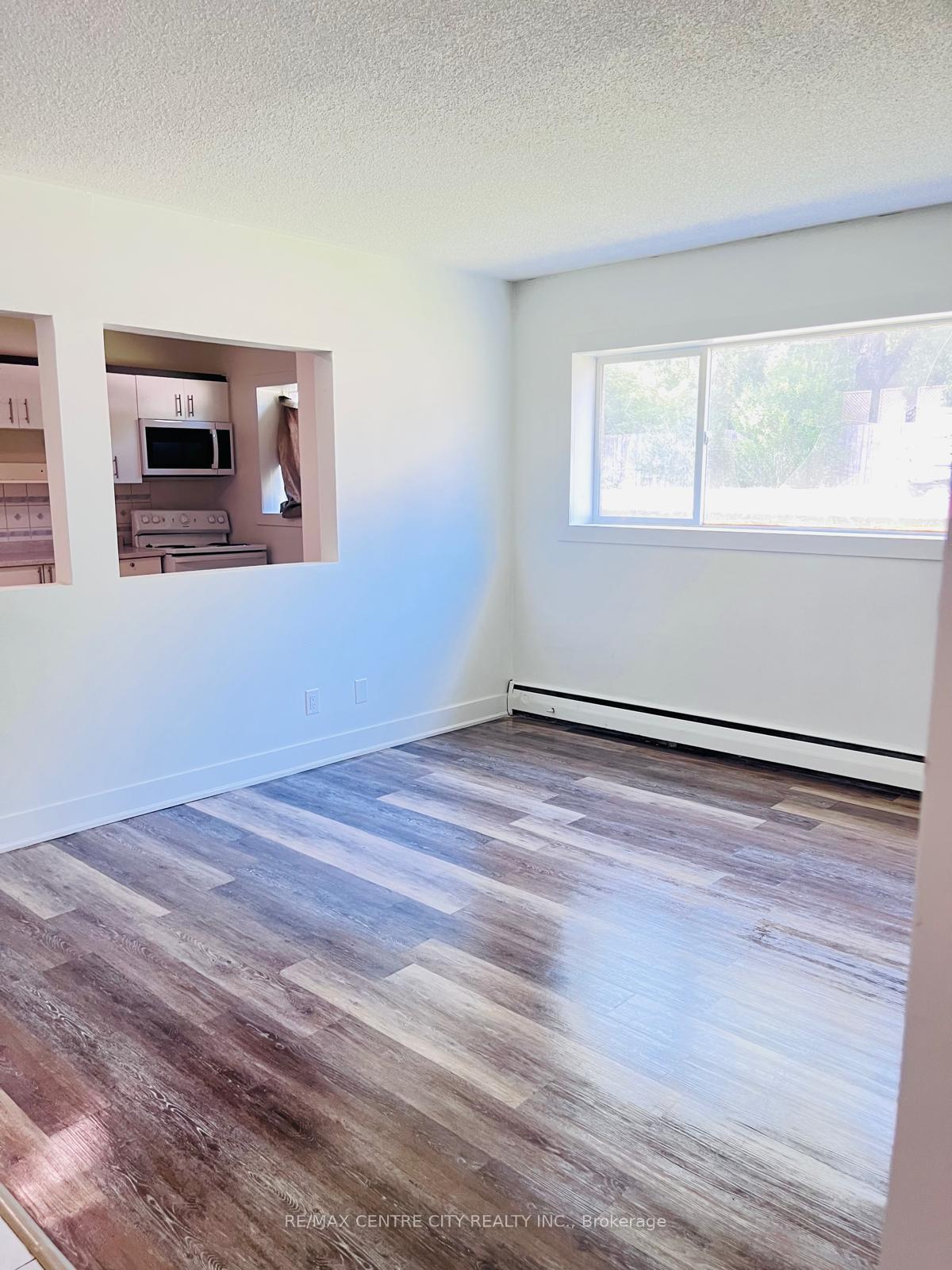 Photo 7 of Unit Unit #2, 121 Walnut Avenue S, Sarnia — HOMEH