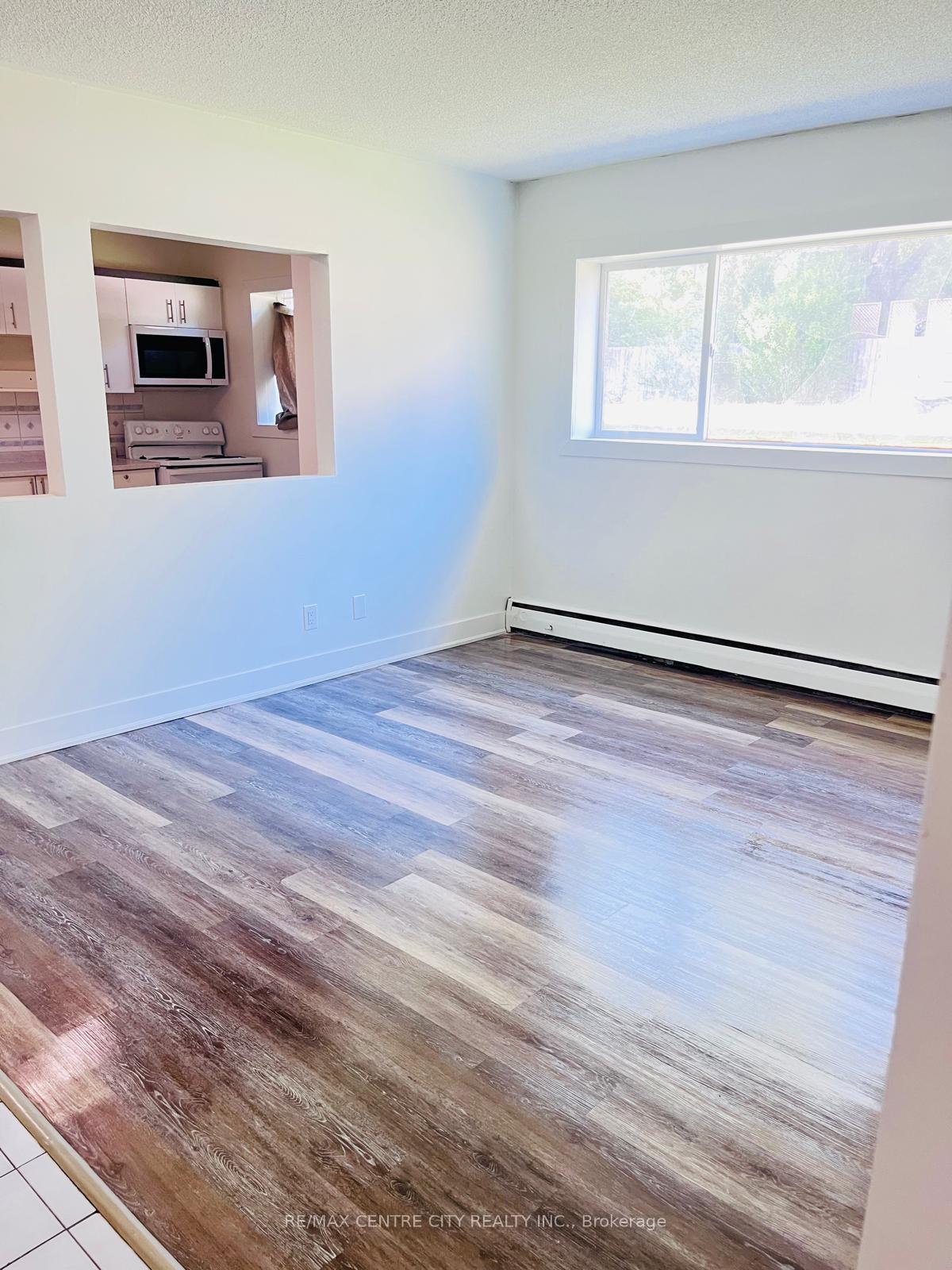 Photo 8 of Unit Unit #2, 121 Walnut Avenue S, Sarnia — HOMEH