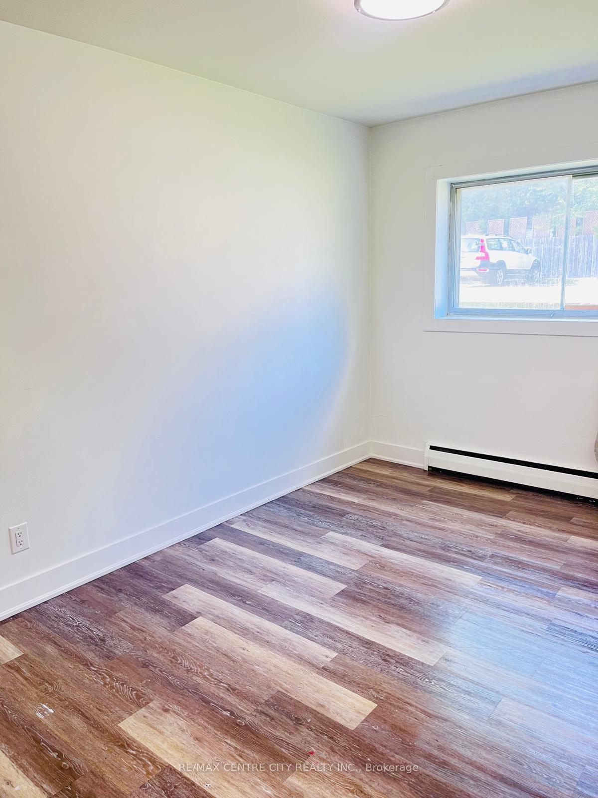 Photo 10 of Unit Unit #2, 121 Walnut Avenue S, Sarnia — HOMEH