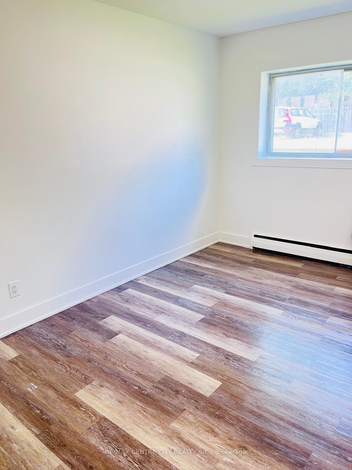 Photo 4 of Unit Unit #2, 121 Walnut Avenue S, Sarnia — HOMEH