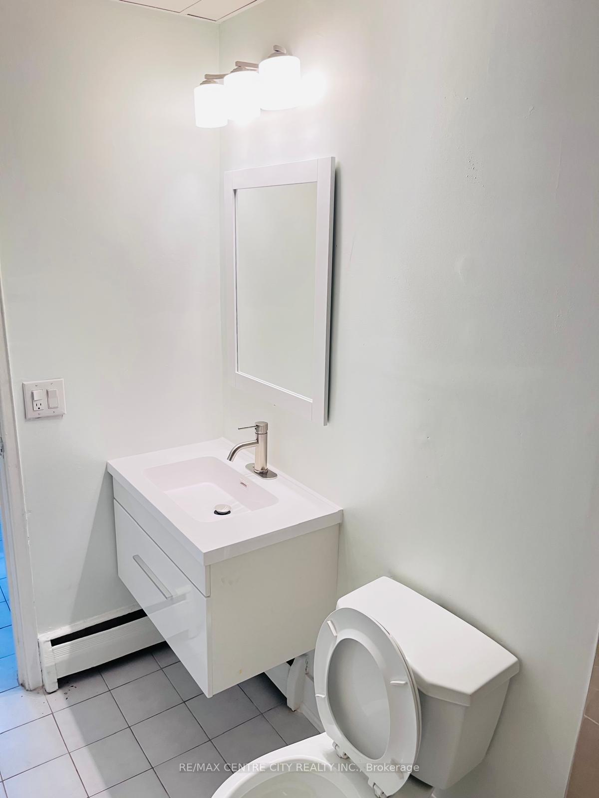 Photo 3 of Unit Unit #2, 121 Walnut Avenue S, Sarnia — HOMEH