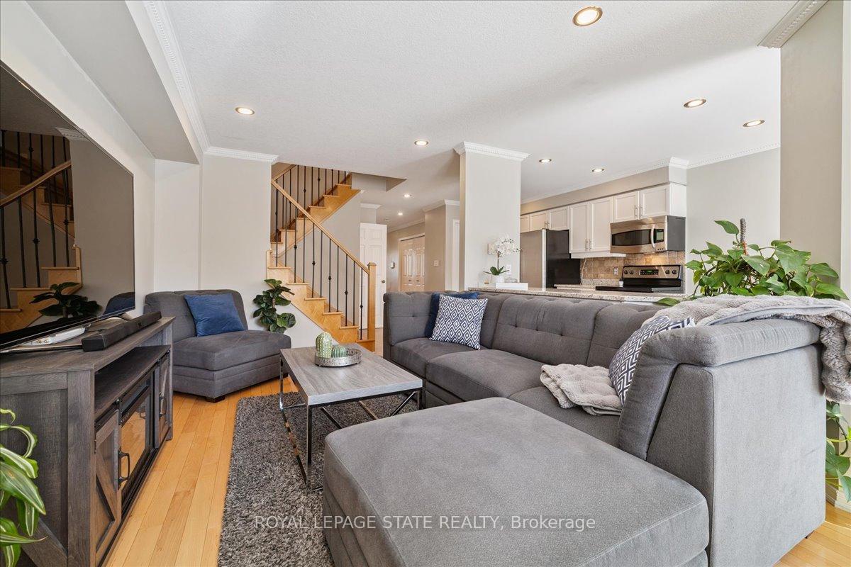 Photo 3 of 42 Meadow Wood Crescent, Hamilton, Stoney Creek Mountain — HOMEH