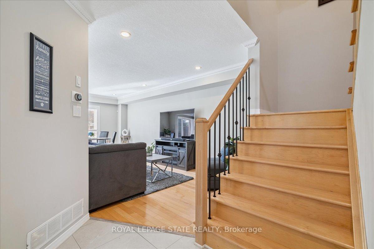Photo 5 of 42 Meadow Wood Crescent, Hamilton, Stoney Creek Mountain — HOMEH