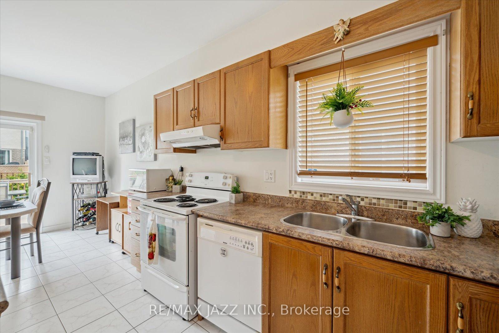 Photo 12 of 802 Coldstream Drive, Oshawa, Taunton — HOMEH