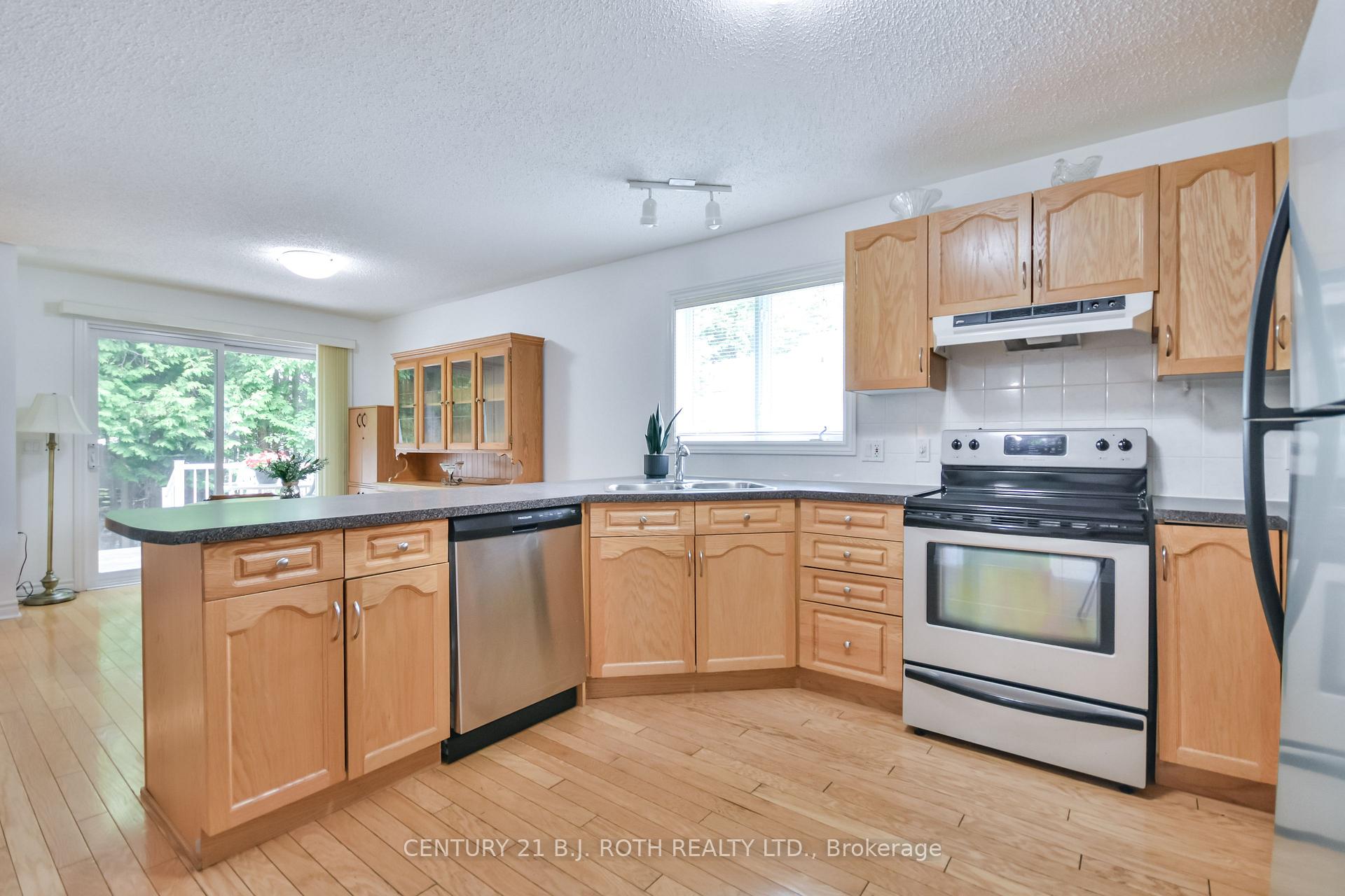 Photo 9 of 97 Pennsylvania Avenue, Wasaga Beach — HOMEH