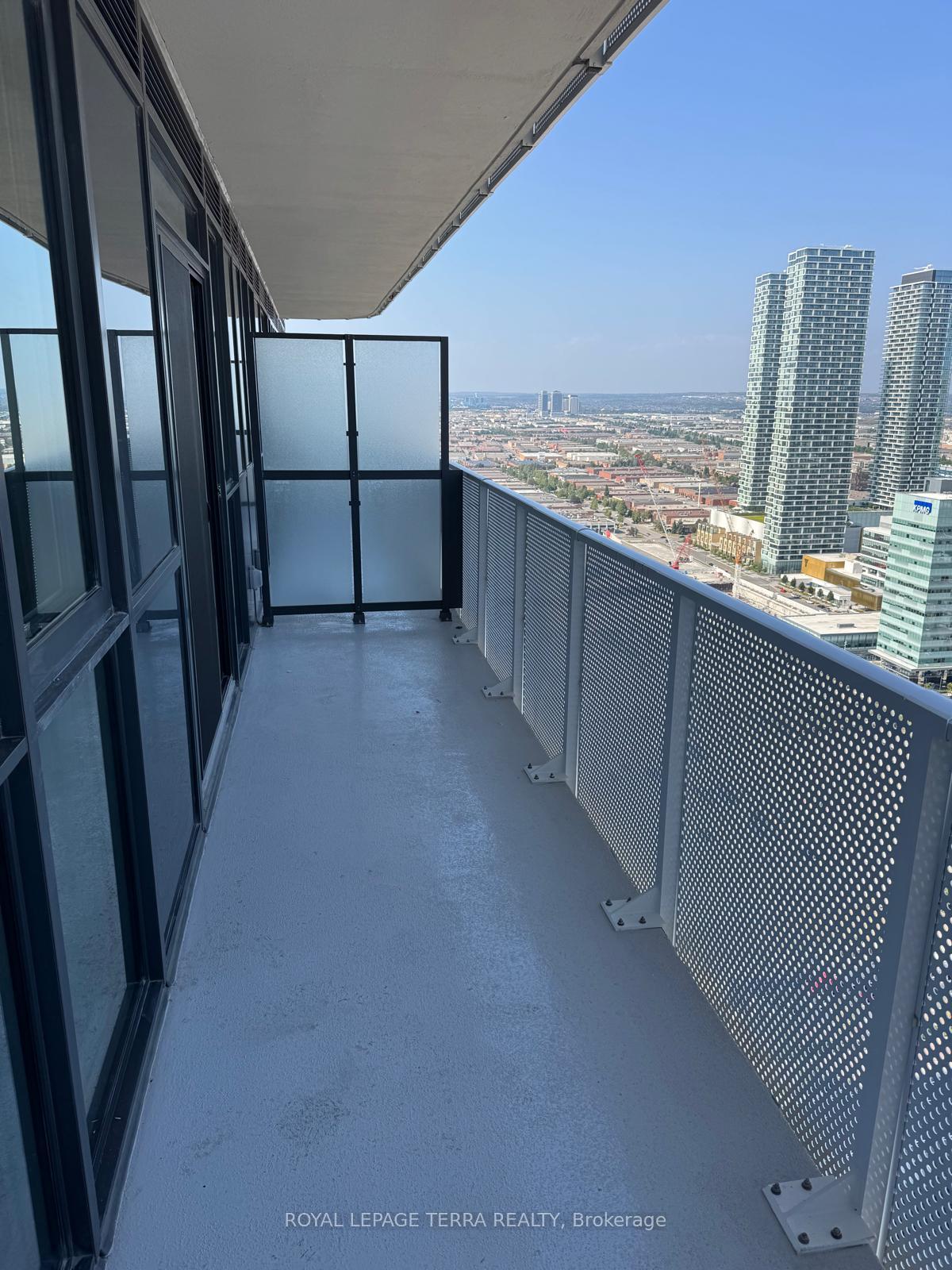 Photo 3 of Unit 4007, 28 Interchange Way, Vaughan, Vaughan Corporate Centre — HOMEH