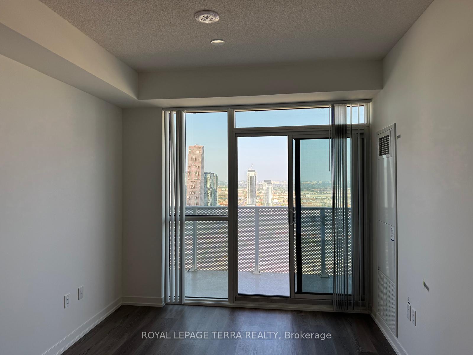 Photo 5 of Unit 4007, 28 Interchange Way, Vaughan, Vaughan Corporate Centre — HOMEH