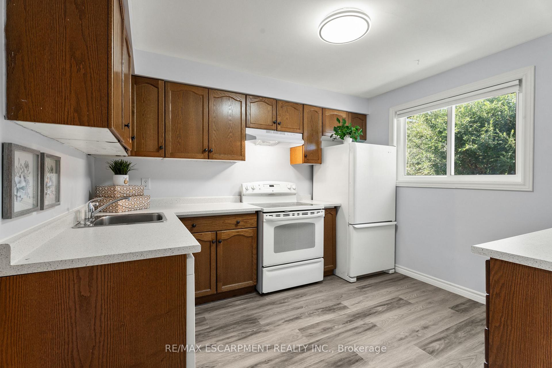 Photo 13 of Unit F, 924 Mohawk Road, Hamilton, Mountview — HOMEH
