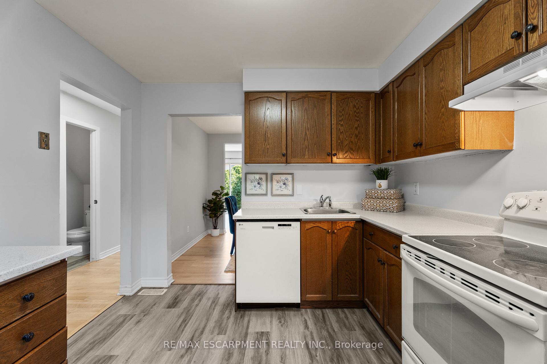 Photo 7 of Unit F, 924 Mohawk Road, Hamilton, Mountview — HOMEH