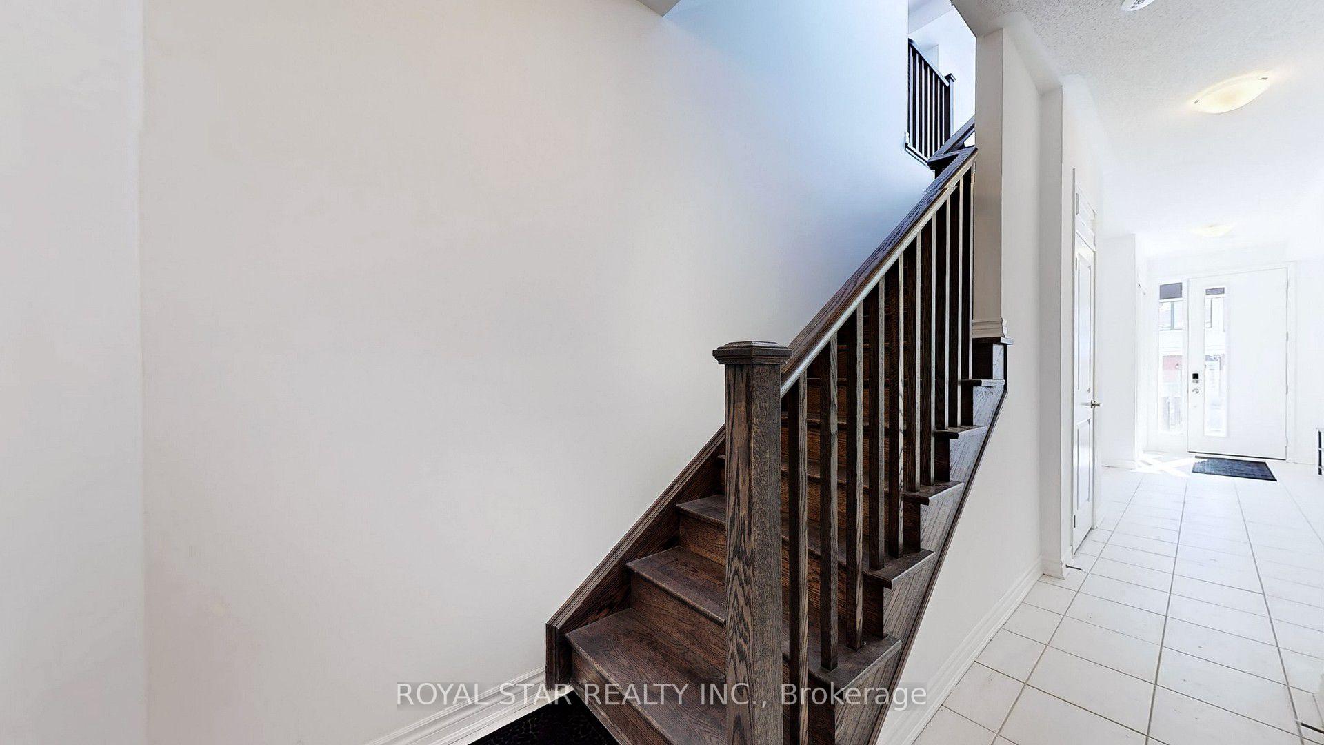 Photo 4 of 32 Melmar Street, Brampton, Brampton North — HOMEH
