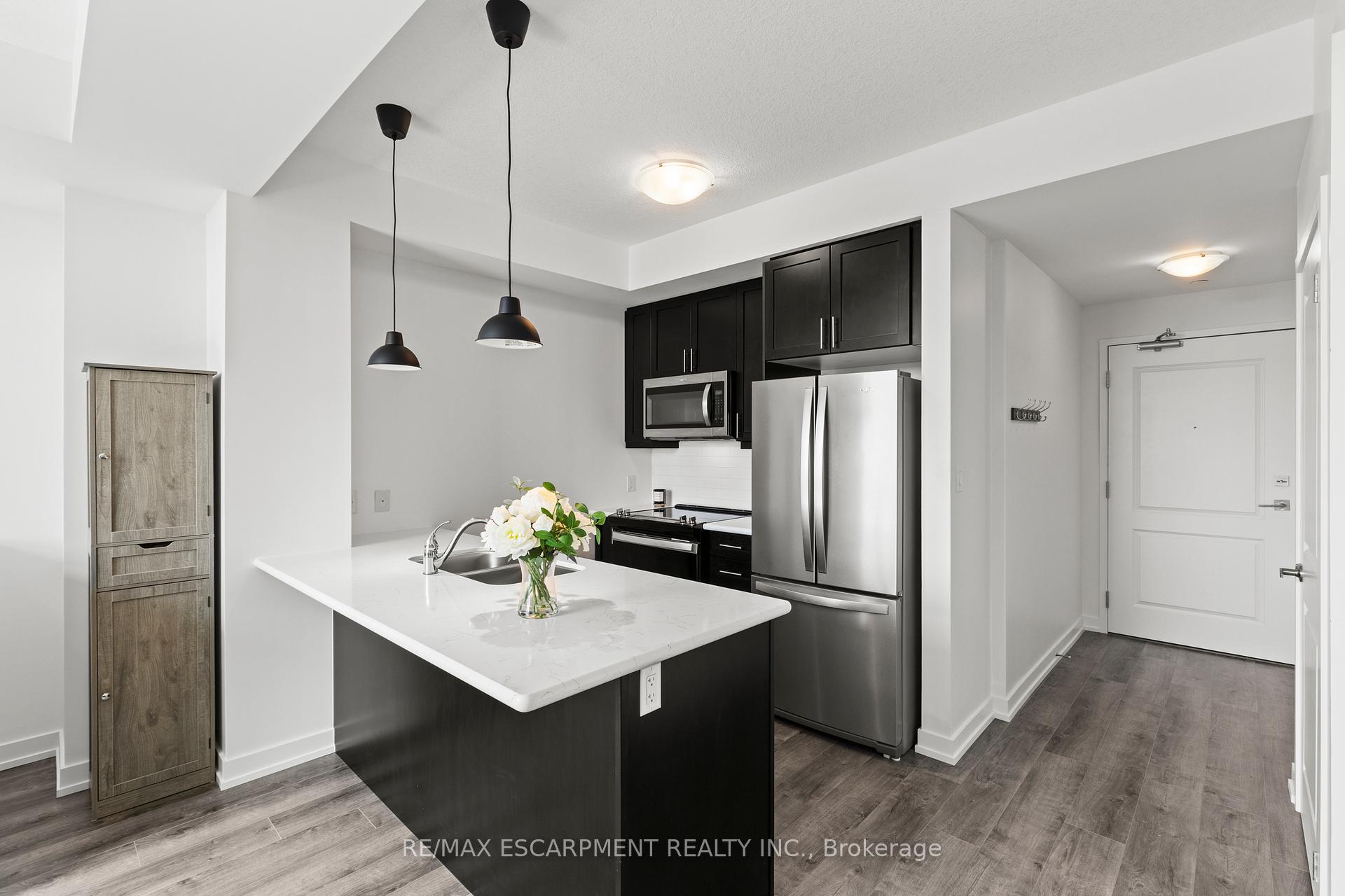 Photo 6 of Unit 530, 10 Mallard Trail, Hamilton, Waterdown — HOMEH