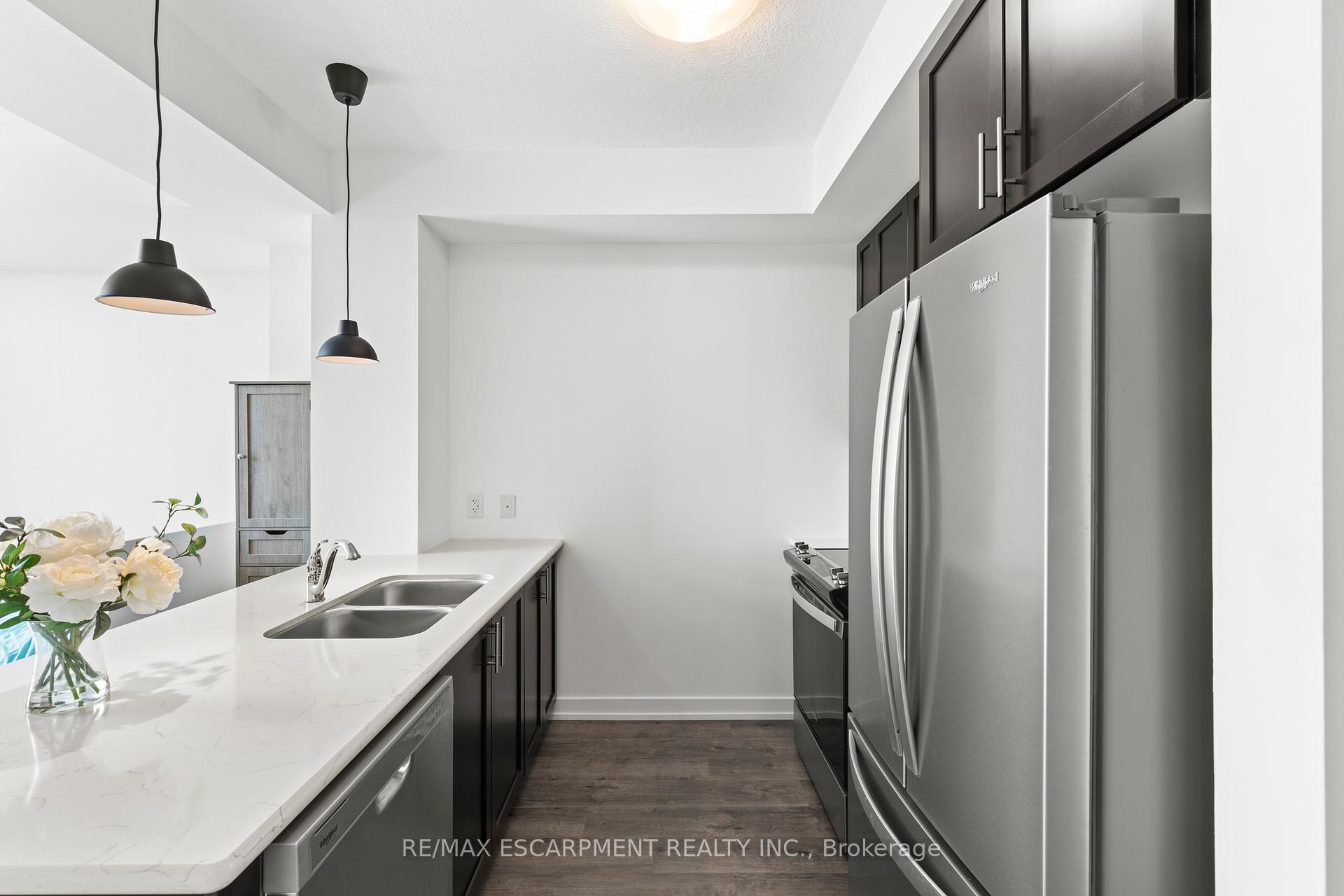 Photo 2 of Unit 530, 10 Mallard Trail, Hamilton, Waterdown — HOMEH