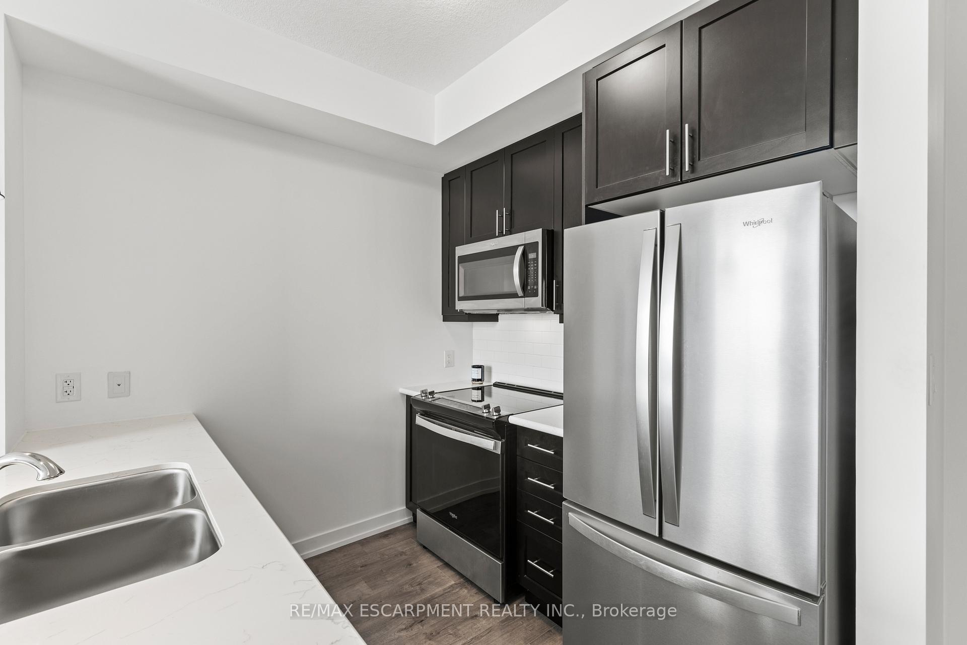 Photo 3 of Unit 530, 10 Mallard Trail, Hamilton, Waterdown — HOMEH