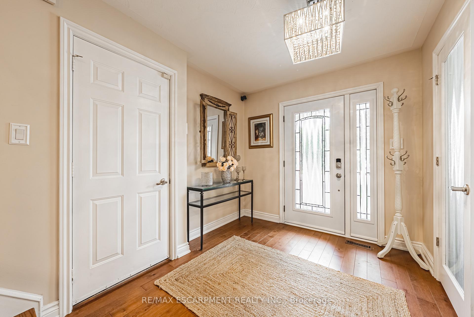 Photo 8 of 2 Antoinette Court, Hamilton, Crerar — HOMEH