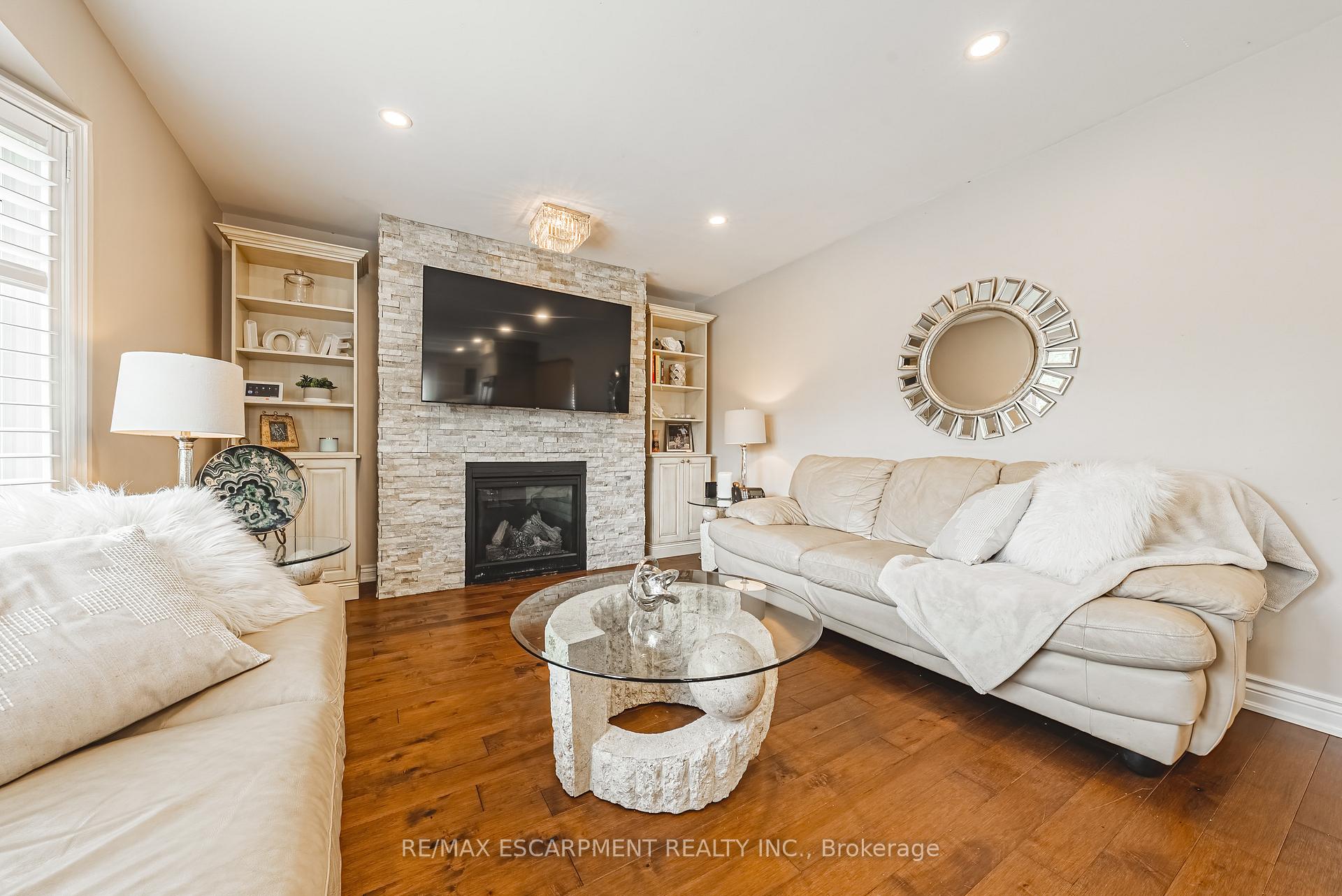 Photo 4 of 2 Antoinette Court, Hamilton, Crerar — HOMEH