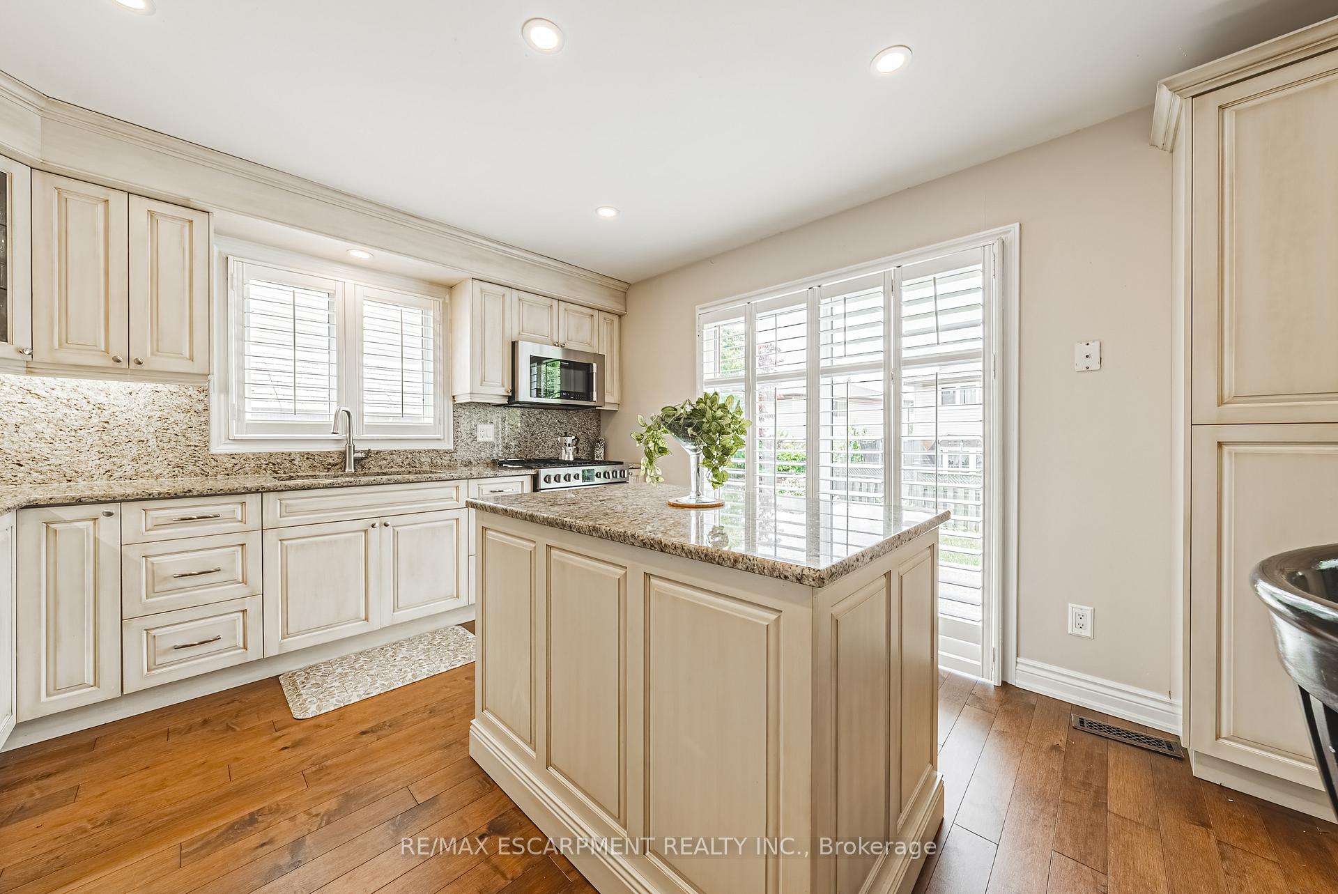 Photo 11 of 2 Antoinette Court, Hamilton, Crerar — HOMEH