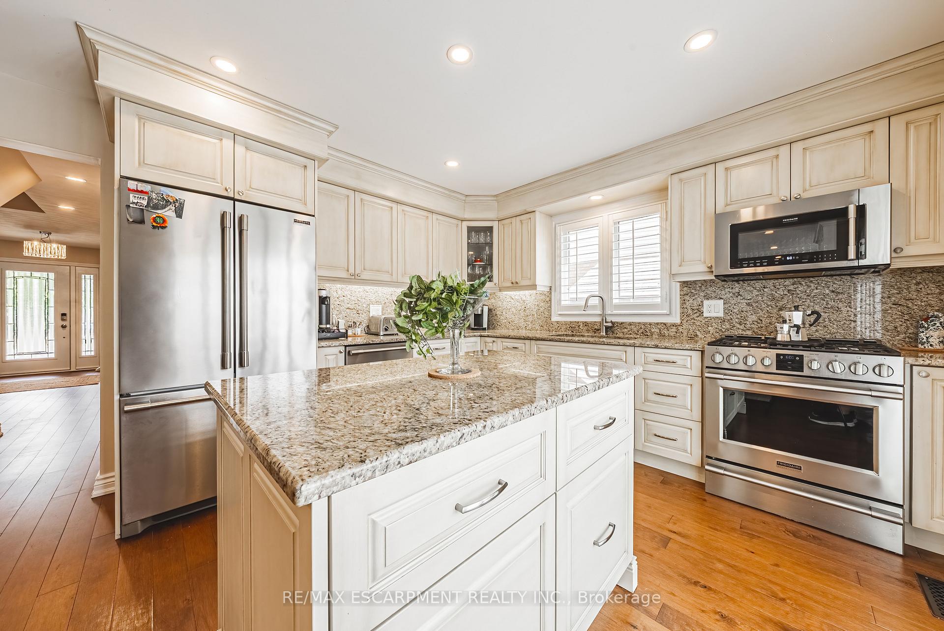 Photo 14 of 2 Antoinette Court, Hamilton, Crerar — HOMEH